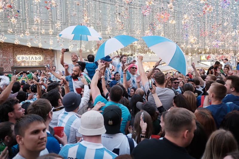 Streetsnaps 番外編：2018 FIFAワールドカップ ロシアよりモスクワの様子をお届け フットボールの祭典の開催地となったロシアの首都は開幕から休む間もなく終日お祭り騒ぎ ストリートスナップの番外編企画として、本稿では6月14日（木）より開幕した「2018 FIFAワールドカップ ロシア」より、モスクワの様子をお届け。開催国であるロシアが中東の雄サウジアラビアに5-0の快勝劇を披露したことで、首都のボルデージは一気に加熱。また、優勝候補の一角であるドイツをメキシコが下した一戦では、同国の首都メキシコシティで“人為的な地震”が観測されるほど、世界は今、4年に一度のフットボールの祭典に全視線が注がれている。  マネージュ広場やニコルスカヤ通りで敢行したストリートスナップは、試合毎に景色が変わっていく。南米の国家の対戦がある際にはまるでお祭りかのごとく陽気な雰囲気に包まれる一方、フットボールを見る目が肥えたヨーロッパの強豪国が登場すれば、人々がスタジアムさながらのテンションで一喜一憂する。  サッカー好きか否かに問わず、是非上のフォトギャラリーからフットボールに酔いしれるモスクワの様子をチェックしてみてほしい。  また、勝色を纏う選手たちの“覚悟”を収録した応援への士気を高める日本代表の特別ドキュメンタリー“勝色 THE NEW STORY 3”もお見逃しなく。