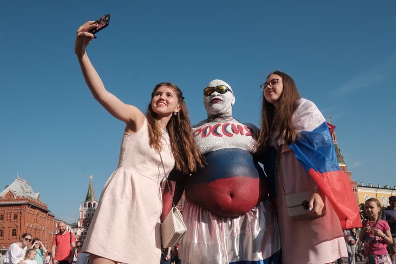 Streetsnaps 番外編：2018 FIFAワールドカップ ロシアよりモスクワの様子をお届け フットボールの祭典の開催地となったロシアの首都は開幕から休む間もなく終日お祭り騒ぎ ストリートスナップの番外編企画として、本稿では6月14日（木）より開幕した「2018 FIFAワールドカップ ロシア」より、モスクワの様子をお届け。開催国であるロシアが中東の雄サウジアラビアに5-0の快勝劇を披露したことで、首都のボルデージは一気に加熱。また、優勝候補の一角であるドイツをメキシコが下した一戦では、同国の首都メキシコシティで“人為的な地震”が観測されるほど、世界は今、4年に一度のフットボールの祭典に全視線が注がれている。  マネージュ広場やニコルスカヤ通りで敢行したストリートスナップは、試合毎に景色が変わっていく。南米の国家の対戦がある際にはまるでお祭りかのごとく陽気な雰囲気に包まれる一方、フットボールを見る目が肥えたヨーロッパの強豪国が登場すれば、人々がスタジアムさながらのテンションで一喜一憂する。  サッカー好きか否かに問わず、是非上のフォトギャラリーからフットボールに酔いしれるモスクワの様子をチェックしてみてほしい。  また、勝色を纏う選手たちの“覚悟”を収録した応援への士気を高める日本代表の特別ドキュメンタリー“勝色 THE NEW STORY 3”もお見逃しなく。
