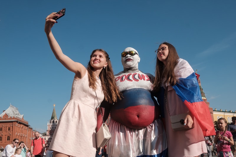 Streetsnaps 番外編：2018 FIFAワールドカップ ロシアよりモスクワの様子をお届け フットボールの祭典の開催地となったロシアの首都は開幕から休む間もなく終日お祭り騒ぎ ストリートスナップの番外編企画として、本稿では6月14日（木）より開幕した「2018 FIFAワールドカップ ロシア」より、モスクワの様子をお届け。開催国であるロシアが中東の雄サウジアラビアに5-0の快勝劇を披露したことで、首都のボルデージは一気に加熱。また、優勝候補の一角であるドイツをメキシコが下した一戦では、同国の首都メキシコシティで“人為的な地震”が観測されるほど、世界は今、4年に一度のフットボールの祭典に全視線が注がれている。  マネージュ広場やニコルスカヤ通りで敢行したストリートスナップは、試合毎に景色が変わっていく。南米の国家の対戦がある際にはまるでお祭りかのごとく陽気な雰囲気に包まれる一方、フットボールを見る目が肥えたヨーロッパの強豪国が登場すれば、人々がスタジアムさながらのテンションで一喜一憂する。  サッカー好きか否かに問わず、是非上のフォトギャラリーからフットボールに酔いしれるモスクワの様子をチェックしてみてほしい。  また、勝色を纏う選手たちの“覚悟”を収録した応援への士気を高める日本代表の特別ドキュメンタリー“勝色 THE NEW STORY 3”もお見逃しなく。