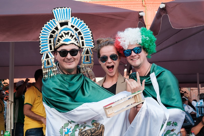 Streetsnaps 番外編：2018 FIFAワールドカップ ロシアよりモスクワの様子をお届け フットボールの祭典の開催地となったロシアの首都は開幕から休む間もなく終日お祭り騒ぎ ストリートスナップの番外編企画として、本稿では6月14日（木）より開幕した「2018 FIFAワールドカップ ロシア」より、モスクワの様子をお届け。開催国であるロシアが中東の雄サウジアラビアに5-0の快勝劇を披露したことで、首都のボルデージは一気に加熱。また、優勝候補の一角であるドイツをメキシコが下した一戦では、同国の首都メキシコシティで“人為的な地震”が観測されるほど、世界は今、4年に一度のフットボールの祭典に全視線が注がれている。  マネージュ広場やニコルスカヤ通りで敢行したストリートスナップは、試合毎に景色が変わっていく。南米の国家の対戦がある際にはまるでお祭りかのごとく陽気な雰囲気に包まれる一方、フットボールを見る目が肥えたヨーロッパの強豪国が登場すれば、人々がスタジアムさながらのテンションで一喜一憂する。  サッカー好きか否かに問わず、是非上のフォトギャラリーからフットボールに酔いしれるモスクワの様子をチェックしてみてほしい。  また、勝色を纏う選手たちの“覚悟”を収録した応援への士気を高める日本代表の特別ドキュメンタリー“勝色 THE NEW STORY 3”もお見逃しなく。