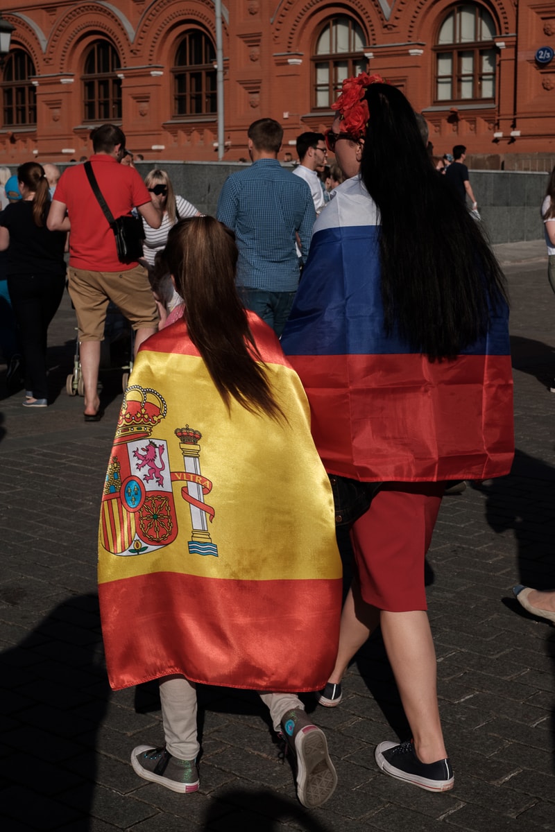 Streetsnaps 番外編：2018 FIFAワールドカップ ロシアよりモスクワの様子をお届け フットボールの祭典の開催地となったロシアの首都は開幕から休む間もなく終日お祭り騒ぎ ストリートスナップの番外編企画として、本稿では6月14日（木）より開幕した「2018 FIFAワールドカップ ロシア」より、モスクワの様子をお届け。開催国であるロシアが中東の雄サウジアラビアに5-0の快勝劇を披露したことで、首都のボルデージは一気に加熱。また、優勝候補の一角であるドイツをメキシコが下した一戦では、同国の首都メキシコシティで“人為的な地震”が観測されるほど、世界は今、4年に一度のフットボールの祭典に全視線が注がれている。  マネージュ広場やニコルスカヤ通りで敢行したストリートスナップは、試合毎に景色が変わっていく。南米の国家の対戦がある際にはまるでお祭りかのごとく陽気な雰囲気に包まれる一方、フットボールを見る目が肥えたヨーロッパの強豪国が登場すれば、人々がスタジアムさながらのテンションで一喜一憂する。  サッカー好きか否かに問わず、是非上のフォトギャラリーからフットボールに酔いしれるモスクワの様子をチェックしてみてほしい。  また、勝色を纏う選手たちの“覚悟”を収録した応援への士気を高める日本代表の特別ドキュメンタリー“勝色 THE NEW STORY 3”もお見逃しなく。