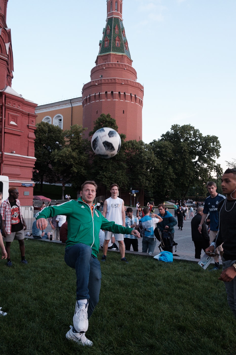 Streetsnaps 番外編：2018 FIFAワールドカップ ロシアよりモスクワの様子をお届け フットボールの祭典の開催地となったロシアの首都は開幕から休む間もなく終日お祭り騒ぎ ストリートスナップの番外編企画として、本稿では6月14日（木）より開幕した「2018 FIFAワールドカップ ロシア」より、モスクワの様子をお届け。開催国であるロシアが中東の雄サウジアラビアに5-0の快勝劇を披露したことで、首都のボルデージは一気に加熱。また、優勝候補の一角であるドイツをメキシコが下した一戦では、同国の首都メキシコシティで“人為的な地震”が観測されるほど、世界は今、4年に一度のフットボールの祭典に全視線が注がれている。  マネージュ広場やニコルスカヤ通りで敢行したストリートスナップは、試合毎に景色が変わっていく。南米の国家の対戦がある際にはまるでお祭りかのごとく陽気な雰囲気に包まれる一方、フットボールを見る目が肥えたヨーロッパの強豪国が登場すれば、人々がスタジアムさながらのテンションで一喜一憂する。  サッカー好きか否かに問わず、是非上のフォトギャラリーからフットボールに酔いしれるモスクワの様子をチェックしてみてほしい。  また、勝色を纏う選手たちの“覚悟”を収録した応援への士気を高める日本代表の特別ドキュメンタリー“勝色 THE NEW STORY 3”もお見逃しなく。