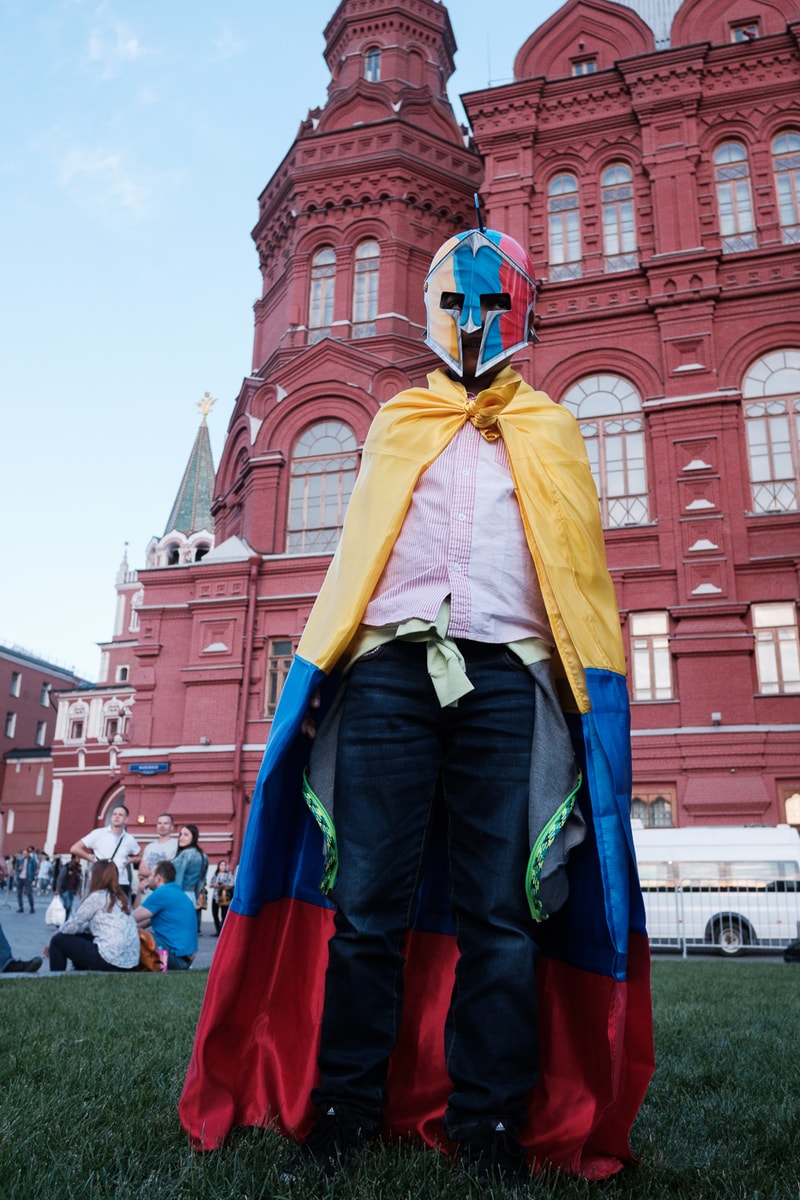 Streetsnaps 番外編：2018 FIFAワールドカップ ロシアよりモスクワの様子をお届け フットボールの祭典の開催地となったロシアの首都は開幕から休む間もなく終日お祭り騒ぎ ストリートスナップの番外編企画として、本稿では6月14日（木）より開幕した「2018 FIFAワールドカップ ロシア」より、モスクワの様子をお届け。開催国であるロシアが中東の雄サウジアラビアに5-0の快勝劇を披露したことで、首都のボルデージは一気に加熱。また、優勝候補の一角であるドイツをメキシコが下した一戦では、同国の首都メキシコシティで“人為的な地震”が観測されるほど、世界は今、4年に一度のフットボールの祭典に全視線が注がれている。  マネージュ広場やニコルスカヤ通りで敢行したストリートスナップは、試合毎に景色が変わっていく。南米の国家の対戦がある際にはまるでお祭りかのごとく陽気な雰囲気に包まれる一方、フットボールを見る目が肥えたヨーロッパの強豪国が登場すれば、人々がスタジアムさながらのテンションで一喜一憂する。  サッカー好きか否かに問わず、是非上のフォトギャラリーからフットボールに酔いしれるモスクワの様子をチェックしてみてほしい。  また、勝色を纏う選手たちの“覚悟”を収録した応援への士気を高める日本代表の特別ドキュメンタリー“勝色 THE NEW STORY 3”もお見逃しなく。
