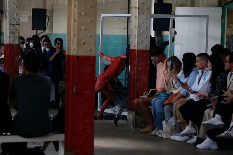 エキセントリックな演出で会場を熱気に包んだ A-COLD-WALL* 2019年春夏コレクション 〈Rick Owens〉風のレイヤードアイテムや〈Nike〉とタッグを組んだ石膏顔のデザインスニーカーが登場 doublet ダブレット LVMH Prize 2018 Samuel Ross サミュエル・ロス A-COLD-WALL* ア・コールド・ウォール ロンドン 2019年春夏コレクション Virgil Abloh ヴァージル・アブロー Off-White™ オフホワイト Rick Owens リック・オウエンス Nike ナイキ HYPEBEAST ハイプビースト