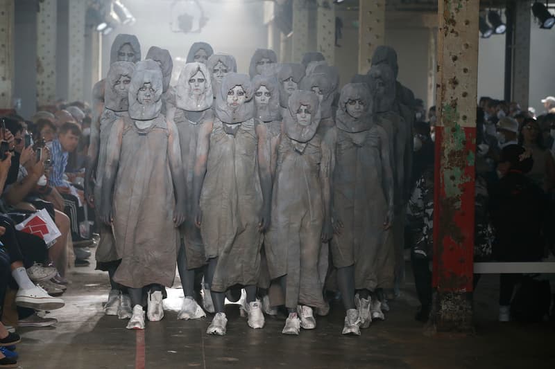 エキセントリックな演出で会場を熱気に包んだ A-COLD-WALL* 2019年春夏コレクション 〈Rick Owens〉風のレイヤードアイテムや〈Nike〉とタッグを組んだ石膏顔のデザインスニーカーが登場 doublet ダブレット LVMH Prize 2018 Samuel Ross サミュエル・ロス A-COLD-WALL* ア・コールド・ウォール ロンドン 2019年春夏コレクション Virgil Abloh ヴァージル・アブロー Off-White™ オフホワイト Rick Owens リック・オウエンス Nike ナイキ HYPEBEAST ハイプビースト