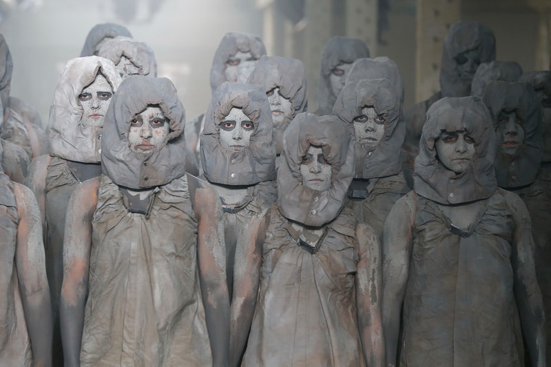 エキセントリックな演出で会場を熱気に包んだ A-COLD-WALL* 2019年春夏コレクション 〈Rick Owens〉風のレイヤードアイテムや〈Nike〉とタッグを組んだ石膏顔のデザインスニーカーが登場 doublet ダブレット LVMH Prize 2018 Samuel Ross サミュエル・ロス A-COLD-WALL* ア・コールド・ウォール ロンドン 2019年春夏コレクション Virgil Abloh ヴァージル・アブロー Off-White™ オフホワイト Rick Owens リック・オウエンス Nike ナイキ HYPEBEAST ハイプビースト