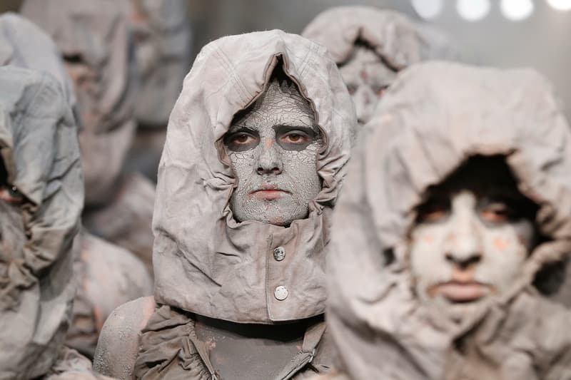 エキセントリックな演出で会場を熱気に包んだ A-COLD-WALL* 2019年春夏コレクション 〈Rick Owens〉風のレイヤードアイテムや〈Nike〉とタッグを組んだ石膏顔のデザインスニーカーが登場 doublet ダブレット LVMH Prize 2018 Samuel Ross サミュエル・ロス A-COLD-WALL* ア・コールド・ウォール ロンドン 2019年春夏コレクション Virgil Abloh ヴァージル・アブロー Off-White™ オフホワイト Rick Owens リック・オウエンス Nike ナイキ HYPEBEAST ハイプビースト