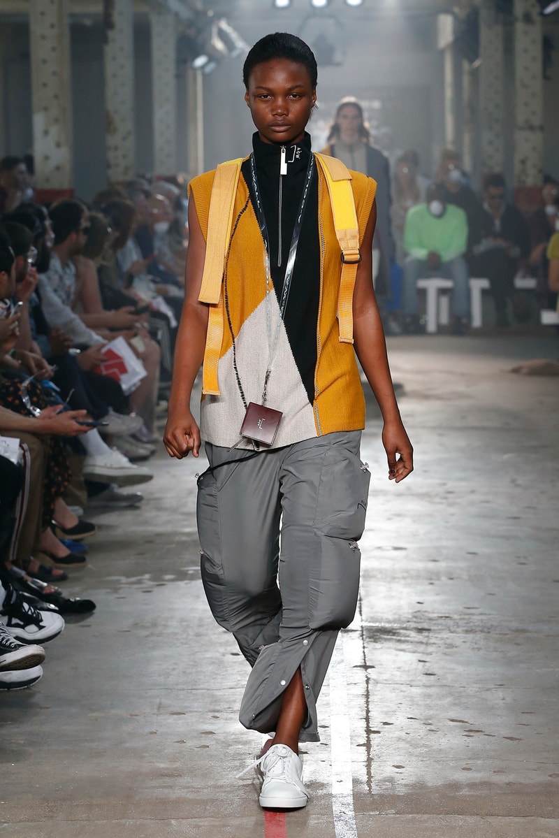 エキセントリックな演出で会場を熱気に包んだ A-COLD-WALL* 2019年春夏コレクション 〈Rick Owens〉風のレイヤードアイテムや〈Nike〉とタッグを組んだ石膏顔のデザインスニーカーが登場 doublet ダブレット LVMH Prize 2018 Samuel Ross サミュエル・ロス A-COLD-WALL* ア・コールド・ウォール ロンドン 2019年春夏コレクション Virgil Abloh ヴァージル・アブロー Off-White™ オフホワイト Rick Owens リック・オウエンス Nike ナイキ HYPEBEAST ハイプビースト
