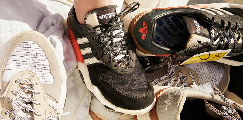 adidas Originals by Alexander Wang “Season 3” 最後のデリバリー情報が解禁 反抗的なスピリットと既存概念から逸脱したアプローチでクラシックな〈adidas〉のアイコンを再構築する今季の集大成 〈adidas Originals(アディダス オリジナルス)〉が展開するデザイナーコラボの中でもRaf Simons(ラフ・シモンズ)に匹敵する人気を誇る〈adidas Originals by Alexander Wang(アディダス オリジナルス バイ アレキサンダー ワン)〉の最新コレクション“Season 3”は、⼯場での検品作業をテーマに、質管理基準や出荷不良品などのアイディアをモチーフにクラシックな〈adidas〉のアイコンを再構築してきた。今季最後のリリースとなるDrop 3は、レディースアイテムを含む全16型で構成。ボックスフィットにカットされたハーフジップのAW Windbreakerは、袖に沿って内側と外側に⼊った3ストライプスが特徴で、Vネックのプラクティスシャツを再解釈したショートスリーブは、ウォッシュ加⼯のプロセスの際に起こりうるシワや縮みなどの失敗をコレクションの要素に取り⼊れたシーズンコンセプトを体現する仕上がりとなっている。 Haley Wollens(ハーレー・ウーレンズ)がスタイリングを、Brianna Capozzi(ブリアンナ・カポッツィ)が撮影を務めたキャンペーンビジュアルは、産業⽤のコインランドリー内を舞台に、反抗的なスピリットと古い伝統や概念にとらわれることないアプローチを色濃く表現。〈adidas Originals by Alexander Wang〉の“Season 3”を締めくくるラストデリバリーは、6⽉23⽇(⼟)より『アディダス オリジナルス フラッグシップストア トウキョウ』、『アレキサンダー ワン⻘⼭店』およびオンラインにて発売開始だ。 あわせて、アメリカへの“愛”を表現した〈Alexander Wang〉の最新コレクションに迫るバックステージレポートもお見逃しなく。