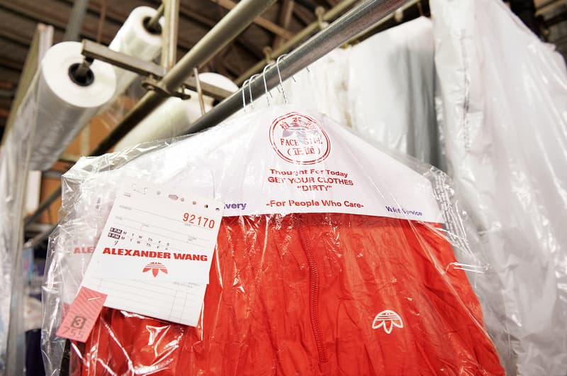 adidas Originals by Alexander Wang “Season 3” 最後のデリバリー情報が解禁 反抗的なスピリットと既存概念から逸脱したアプローチでクラシックな〈adidas〉のアイコンを再構築する今季の集大成 〈adidas Originals（アディダス オリジナルス）〉が展開するデザイナーコラボの中でもRaf Simons（ラフ・シモンズ）に匹敵する人気を誇る〈adidas Originals by Alexander Wang（アディダス オリジナルス バイ アレキサンダー ワン）〉の最新コレクション“Season 3”は、⼯場での検品作業をテーマに、質管理基準や出荷不良品などのアイディアをモチーフにクラシックな〈adidas〉のアイコンを再構築してきた。今季最後のリリースとなるDrop 3は、レディースアイテムを含む全16型で構成。ボックスフィットにカットされたハーフジップのAW Windbreakerは、袖に沿って内側と外側に⼊った3ストライプスが特徴で、Vネックのプラクティスシャツを再解釈したショートスリーブは、ウォッシュ加⼯のプロセスの際に起こりうるシワや縮みなどの失敗をコレクションの要素に取り⼊れたシーズンコンセプトを体現する仕上がりとなっている。  Haley Wollens（ハーレー・ウーレンズ）がスタイリングを、Brianna Capozzi（ブリアンナ・カポッツィ）が撮影を務めたキャンペーンビジュアルは、産業⽤のコインランドリー内を舞台に、反抗的なスピリットと古い伝統や概念にとらわれることないアプローチを色濃く表現。〈adidas Originals by Alexander Wang〉の“Season 3”を締めくくるラストデリバリーは、6⽉23⽇（⼟）より『アディダス オリジナルス フラッグシップストア トウキョウ』、『アレキサンダー ワン⻘⼭店』およびオンラインにて発売開始だ。  あわせて、アメリカへの“愛”を表現した〈Alexander Wang〉の最新コレクションに迫るバックステージレポートもお見逃しなく。