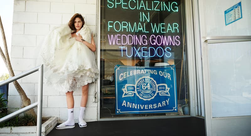 adidas Originals by Alexander Wang “Season 3” 最後のデリバリー情報が解禁 反抗的なスピリットと既存概念から逸脱したアプローチでクラシックな〈adidas〉のアイコンを再構築する今季の集大成 〈adidas Originals（アディダス オリジナルス）〉が展開するデザイナーコラボの中でもRaf Simons（ラフ・シモンズ）に匹敵する人気を誇る〈adidas Originals by Alexander Wang（アディダス オリジナルス バイ アレキサンダー ワン）〉の最新コレクション“Season 3”は、⼯場での検品作業をテーマに、質管理基準や出荷不良品などのアイディアをモチーフにクラシックな〈adidas〉のアイコンを再構築してきた。今季最後のリリースとなるDrop 3は、レディースアイテムを含む全16型で構成。ボックスフィットにカットされたハーフジップのAW Windbreakerは、袖に沿って内側と外側に⼊った3ストライプスが特徴で、Vネックのプラクティスシャツを再解釈したショートスリーブは、ウォッシュ加⼯のプロセスの際に起こりうるシワや縮みなどの失敗をコレクションの要素に取り⼊れたシーズンコンセプトを体現する仕上がりとなっている。  Haley Wollens（ハーレー・ウーレンズ）がスタイリングを、Brianna Capozzi（ブリアンナ・カポッツィ）が撮影を務めたキャンペーンビジュアルは、産業⽤のコインランドリー内を舞台に、反抗的なスピリットと古い伝統や概念にとらわれることないアプローチを色濃く表現。〈adidas Originals by Alexander Wang〉の“Season 3”を締めくくるラストデリバリーは、6⽉23⽇（⼟）より『アディダス オリジナルス フラッグシップストア トウキョウ』、『アレキサンダー ワン⻘⼭店』およびオンラインにて発売開始だ。  あわせて、アメリカへの“愛”を表現した〈Alexander Wang〉の最新コレクションに迫るバックステージレポートもお見逃しなく。