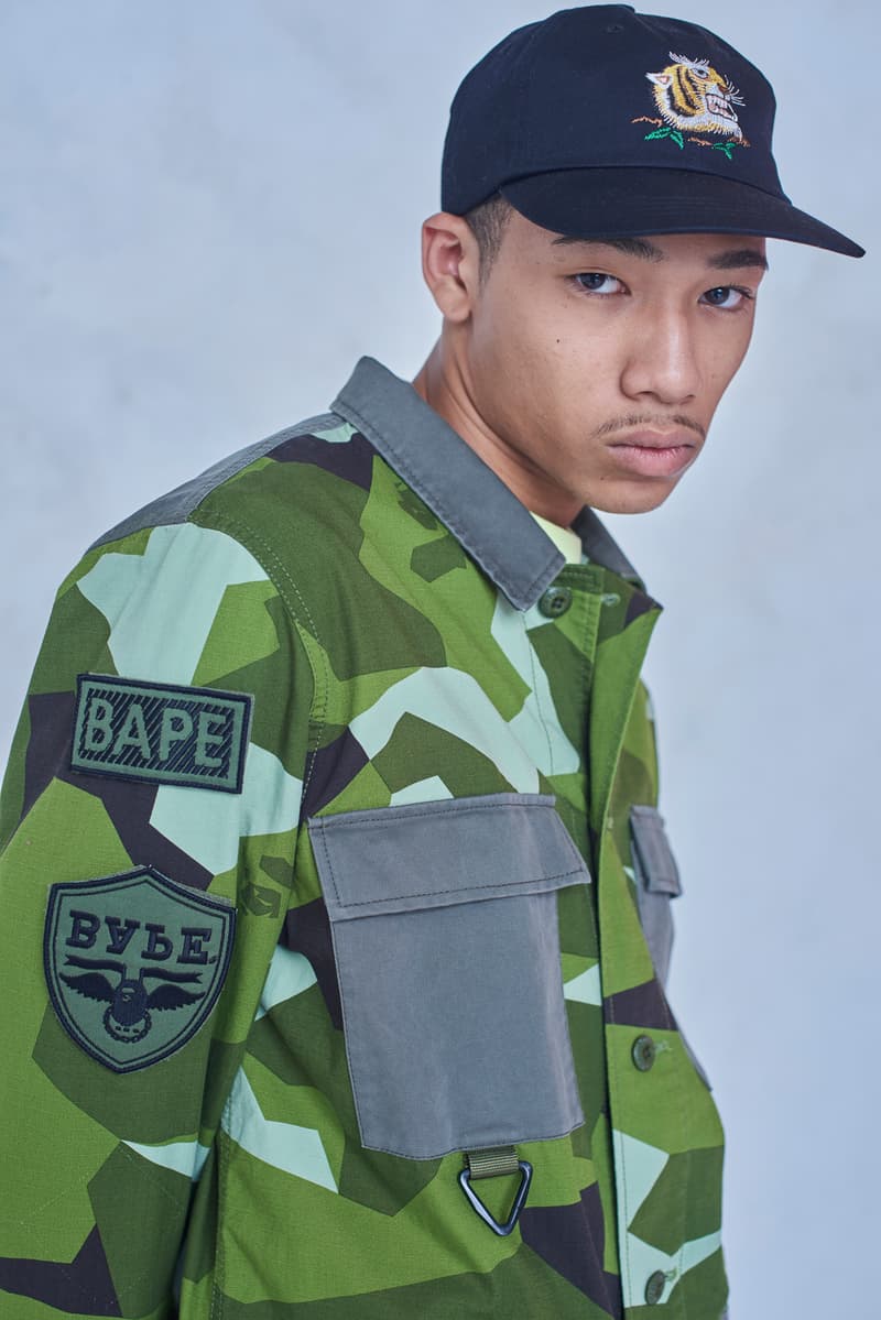 今年で設立25周年を迎える BAPE®️ が2018年秋冬シーズンのルックブックを公開 アウターからスニーカーまで、裏原生まれの〈BAPE®️〉らしい幅と懐の深さ、そして遊びを感じさせる完成度の高いコレクションがお披露目 今年で設立25周年を迎えたストリートシーンのリーディングブランド〈BAPE®️(ベイプ)〉より、2018年秋冬シーズンのルックブックが到着した。秋冬シーズンということもあり、今季はアウターウェアが充実。同時に、東京は裏原生まれの〈BAPE®️〉のDNAを象徴するかの如く、スポーツウェアからミリタリー、ワークウェアまで、幅と懐の深さを感じさせるラインアップとなっている。 その中でも一際目に止まるのが、トラックスーツや1ST CAMOのアノラック、2本のストライプを配したバスケジャージ、ベンチコートなどを組み合わせたスポーツルック。だが、その足元を飾るパイソン素材や星型モチーフを2連で配置したBAPE STAなど、各種スニーカーも既存のものにはない新たなアイディアが落とし込まれている点も見逃し難い。一方のミリタリー/ワークウェアも切り返しのカバーオールやベストなど、主役級のアイテムが豊富に揃う。 その他で特筆すべきは、ハッシュタグTシャツ、贅沢なAPE HEADのチャームを吊るしたチェーンネックレス、虎刺繍のキャップなどだろうか。〈A BATHING APE®〉の2018年秋冬コレクションは、7月7日(土)より全国の正規取扱い店舗にて発売開始。リリースに備えて、上のフォトギャラリーから今季のコンセプトを色濃く反映したルックブックに目を通し、Cop or Dropを済ませておこう。 ちなみに、新柄“シティズカモ”をキーデザインに据えた25周年プロジェクト“BAPE XXV”もお見逃しなく。