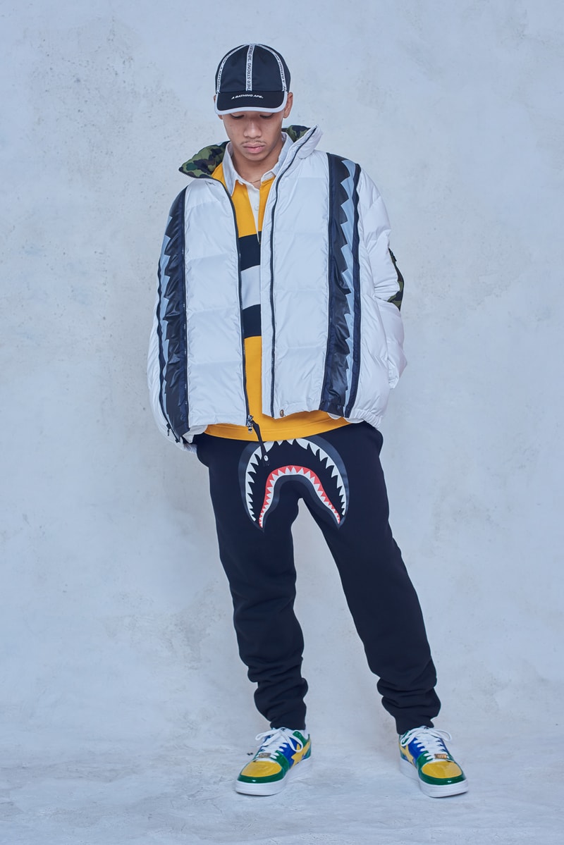 今年で設立25周年を迎える BAPE®️ が2018年秋冬シーズンのルックブックを公開 アウターからスニーカーまで、裏原生まれの〈BAPE®️〉らしい幅と懐の深さ、そして遊びを感じさせる完成度の高いコレクションがお披露目 今年で設立25周年を迎えたストリートシーンのリーディングブランド〈BAPE®️（ベイプ）〉より、2018年秋冬シーズンのルックブックが到着した。秋冬シーズンということもあり、今季はアウターウェアが充実。同時に、東京は裏原生まれの〈BAPE®️〉のDNAを象徴するかの如く、スポーツウェアからミリタリー、ワークウェアまで、幅と懐の深さを感じさせるラインアップとなっている。  その中でも一際目に止まるのが、トラックスーツや1ST CAMOのアノラック、2本のストライプを配したバスケジャージ、ベンチコートなどを組み合わせたスポーツルック。だが、その足元を飾るパイソン素材や星型モチーフを2連で配置したBAPE STAなど、各種スニーカーも既存のものにはない新たなアイディアが落とし込まれている点も見逃し難い。一方のミリタリー/ワークウェアも切り返しのカバーオールやベストなど、主役級のアイテムが豊富に揃う。  その他で特筆すべきは、ハッシュタグTシャツ、贅沢なAPE HEADのチャームを吊るしたチェーンネックレス、虎刺繍のキャップなどだろうか。〈A BATHING APE®〉の2018年秋冬コレクションは、7月7日（土）より全国の正規取扱い店舗にて発売開始。リリースに備えて、上のフォトギャラリーから今季のコンセプトを色濃く反映したルックブックに目を通し、Cop or Dropを済ませておこう。  ちなみに、新柄“シティズカモ”をキーデザインに据えた25周年プロジェクト“BAPE XXV”もお見逃しなく。