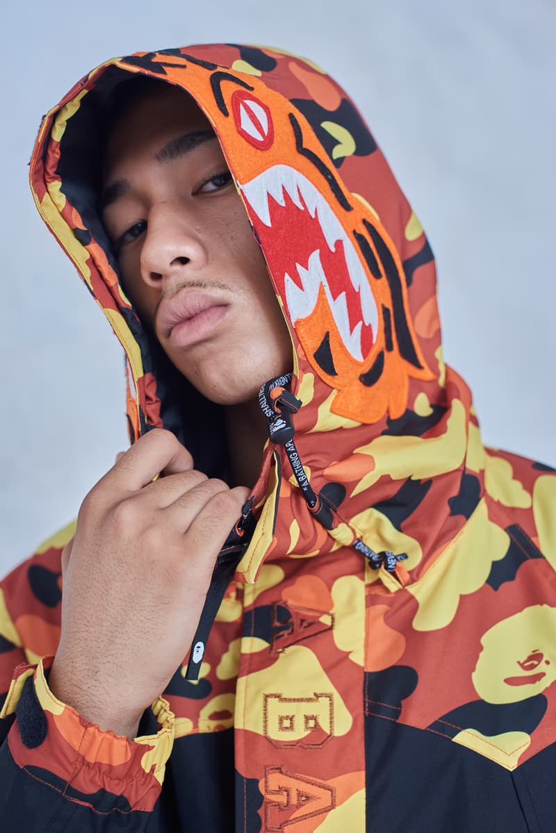 今年で設立25周年を迎える BAPE®️ が2018年秋冬シーズンのルックブックを公開 アウターからスニーカーまで、裏原生まれの〈BAPE®️〉らしい幅と懐の深さ、そして遊びを感じさせる完成度の高いコレクションがお披露目 今年で設立25周年を迎えたストリートシーンのリーディングブランド〈BAPE®️(ベイプ)〉より、2018年秋冬シーズンのルックブックが到着した。秋冬シーズンということもあり、今季はアウターウェアが充実。同時に、東京は裏原生まれの〈BAPE®️〉のDNAを象徴するかの如く、スポーツウェアからミリタリー、ワークウェアまで、幅と懐の深さを感じさせるラインアップとなっている。 その中でも一際目に止まるのが、トラックスーツや1ST CAMOのアノラック、2本のストライプを配したバスケジャージ、ベンチコートなどを組み合わせたスポーツルック。だが、その足元を飾るパイソン素材や星型モチーフを2連で配置したBAPE STAなど、各種スニーカーも既存のものにはない新たなアイディアが落とし込まれている点も見逃し難い。一方のミリタリー/ワークウェアも切り返しのカバーオールやベストなど、主役級のアイテムが豊富に揃う。 その他で特筆すべきは、ハッシュタグTシャツ、贅沢なAPE HEADのチャームを吊るしたチェーンネックレス、虎刺繍のキャップなどだろうか。〈A BATHING APE®〉の2018年秋冬コレクションは、7月7日(土)より全国の正規取扱い店舗にて発売開始。リリースに備えて、上のフォトギャラリーから今季のコンセプトを色濃く反映したルックブックに目を通し、Cop or Dropを済ませておこう。 ちなみに、新柄“シティズカモ”をキーデザインに据えた25周年プロジェクト“BAPE XXV”もお見逃しなく。