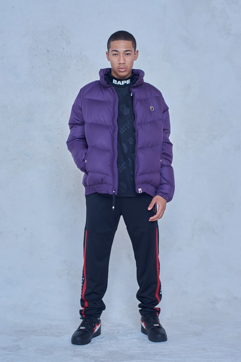 今年で設立25周年を迎える BAPE®️ が2018年秋冬シーズンのルックブックを公開 アウターからスニーカーまで、裏原生まれの〈BAPE®️〉らしい幅と懐の深さ、そして遊びを感じさせる完成度の高いコレクションがお披露目 今年で設立25周年を迎えたストリートシーンのリーディングブランド〈BAPE®️（ベイプ）〉より、2018年秋冬シーズンのルックブックが到着した。秋冬シーズンということもあり、今季はアウターウェアが充実。同時に、東京は裏原生まれの〈BAPE®️〉のDNAを象徴するかの如く、スポーツウェアからミリタリー、ワークウェアまで、幅と懐の深さを感じさせるラインアップとなっている。  その中でも一際目に止まるのが、トラックスーツや1ST CAMOのアノラック、2本のストライプを配したバスケジャージ、ベンチコートなどを組み合わせたスポーツルック。だが、その足元を飾るパイソン素材や星型モチーフを2連で配置したBAPE STAなど、各種スニーカーも既存のものにはない新たなアイディアが落とし込まれている点も見逃し難い。一方のミリタリー/ワークウェアも切り返しのカバーオールやベストなど、主役級のアイテムが豊富に揃う。  その他で特筆すべきは、ハッシュタグTシャツ、贅沢なAPE HEADのチャームを吊るしたチェーンネックレス、虎刺繍のキャップなどだろうか。〈A BATHING APE®〉の2018年秋冬コレクションは、7月7日（土）より全国の正規取扱い店舗にて発売開始。リリースに備えて、上のフォトギャラリーから今季のコンセプトを色濃く反映したルックブックに目を通し、Cop or Dropを済ませておこう。  ちなみに、新柄“シティズカモ”をキーデザインに据えた25周年プロジェクト“BAPE XXV”もお見逃しなく。