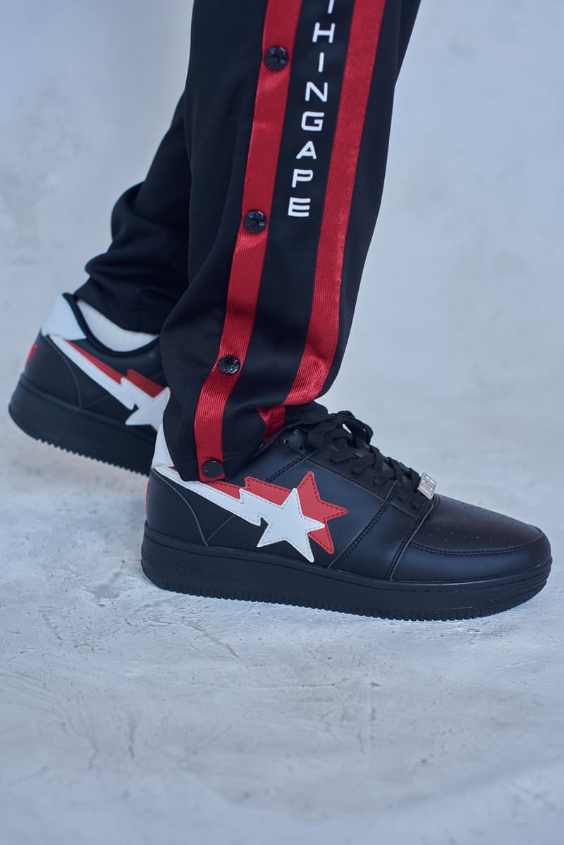 今年で設立25周年を迎える BAPE®️ が2018年秋冬シーズンのルックブックを公開 アウターからスニーカーまで、裏原生まれの〈BAPE®️〉らしい幅と懐の深さ、そして遊びを感じさせる完成度の高いコレクションがお披露目 今年で設立25周年を迎えたストリートシーンのリーディングブランド〈BAPE®️(ベイプ)〉より、2018年秋冬シーズンのルックブックが到着した。秋冬シーズンということもあり、今季はアウターウェアが充実。同時に、東京は裏原生まれの〈BAPE®️〉のDNAを象徴するかの如く、スポーツウェアからミリタリー、ワークウェアまで、幅と懐の深さを感じさせるラインアップとなっている。 その中でも一際目に止まるのが、トラックスーツや1ST CAMOのアノラック、2本のストライプを配したバスケジャージ、ベンチコートなどを組み合わせたスポーツルック。だが、その足元を飾るパイソン素材や星型モチーフを2連で配置したBAPE STAなど、各種スニーカーも既存のものにはない新たなアイディアが落とし込まれている点も見逃し難い。一方のミリタリー/ワークウェアも切り返しのカバーオールやベストなど、主役級のアイテムが豊富に揃う。 その他で特筆すべきは、ハッシュタグTシャツ、贅沢なAPE HEADのチャームを吊るしたチェーンネックレス、虎刺繍のキャップなどだろうか。〈A BATHING APE®〉の2018年秋冬コレクションは、7月7日(土)より全国の正規取扱い店舗にて発売開始。リリースに備えて、上のフォトギャラリーから今季のコンセプトを色濃く反映したルックブックに目を通し、Cop or Dropを済ませておこう。 ちなみに、新柄“シティズカモ”をキーデザインに据えた25周年プロジェクト“BAPE XXV”もお見逃しなく。