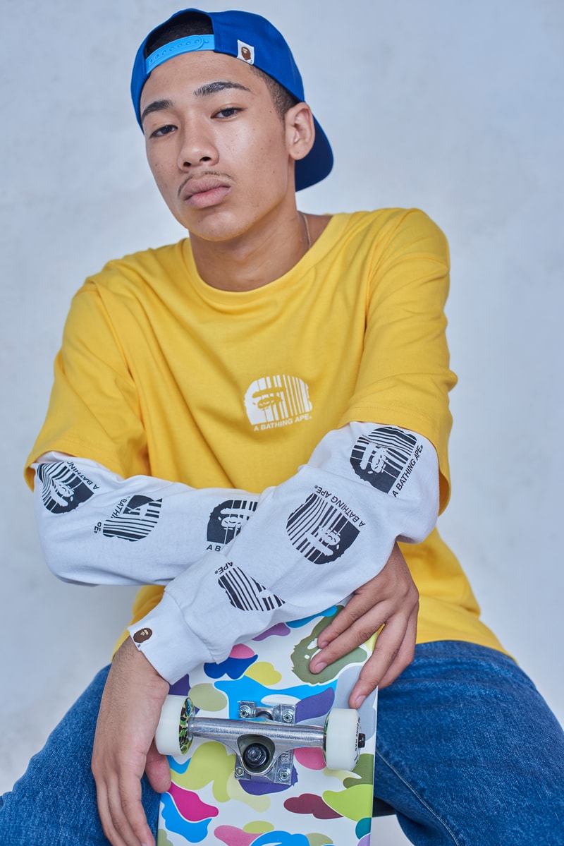 今年で設立25周年を迎える BAPE®️ が2018年秋冬シーズンのルックブックを公開 アウターからスニーカーまで、裏原生まれの〈BAPE®️〉らしい幅と懐の深さ、そして遊びを感じさせる完成度の高いコレクションがお披露目 今年で設立25周年を迎えたストリートシーンのリーディングブランド〈BAPE®️（ベイプ）〉より、2018年秋冬シーズンのルックブックが到着した。秋冬シーズンということもあり、今季はアウターウェアが充実。同時に、東京は裏原生まれの〈BAPE®️〉のDNAを象徴するかの如く、スポーツウェアからミリタリー、ワークウェアまで、幅と懐の深さを感じさせるラインアップとなっている。  その中でも一際目に止まるのが、トラックスーツや1ST CAMOのアノラック、2本のストライプを配したバスケジャージ、ベンチコートなどを組み合わせたスポーツルック。だが、その足元を飾るパイソン素材や星型モチーフを2連で配置したBAPE STAなど、各種スニーカーも既存のものにはない新たなアイディアが落とし込まれている点も見逃し難い。一方のミリタリー/ワークウェアも切り返しのカバーオールやベストなど、主役級のアイテムが豊富に揃う。  その他で特筆すべきは、ハッシュタグTシャツ、贅沢なAPE HEADのチャームを吊るしたチェーンネックレス、虎刺繍のキャップなどだろうか。〈A BATHING APE®〉の2018年秋冬コレクションは、7月7日（土）より全国の正規取扱い店舗にて発売開始。リリースに備えて、上のフォトギャラリーから今季のコンセプトを色濃く反映したルックブックに目を通し、Cop or Dropを済ませておこう。  ちなみに、新柄“シティズカモ”をキーデザインに据えた25周年プロジェクト“BAPE XXV”もお見逃しなく。
