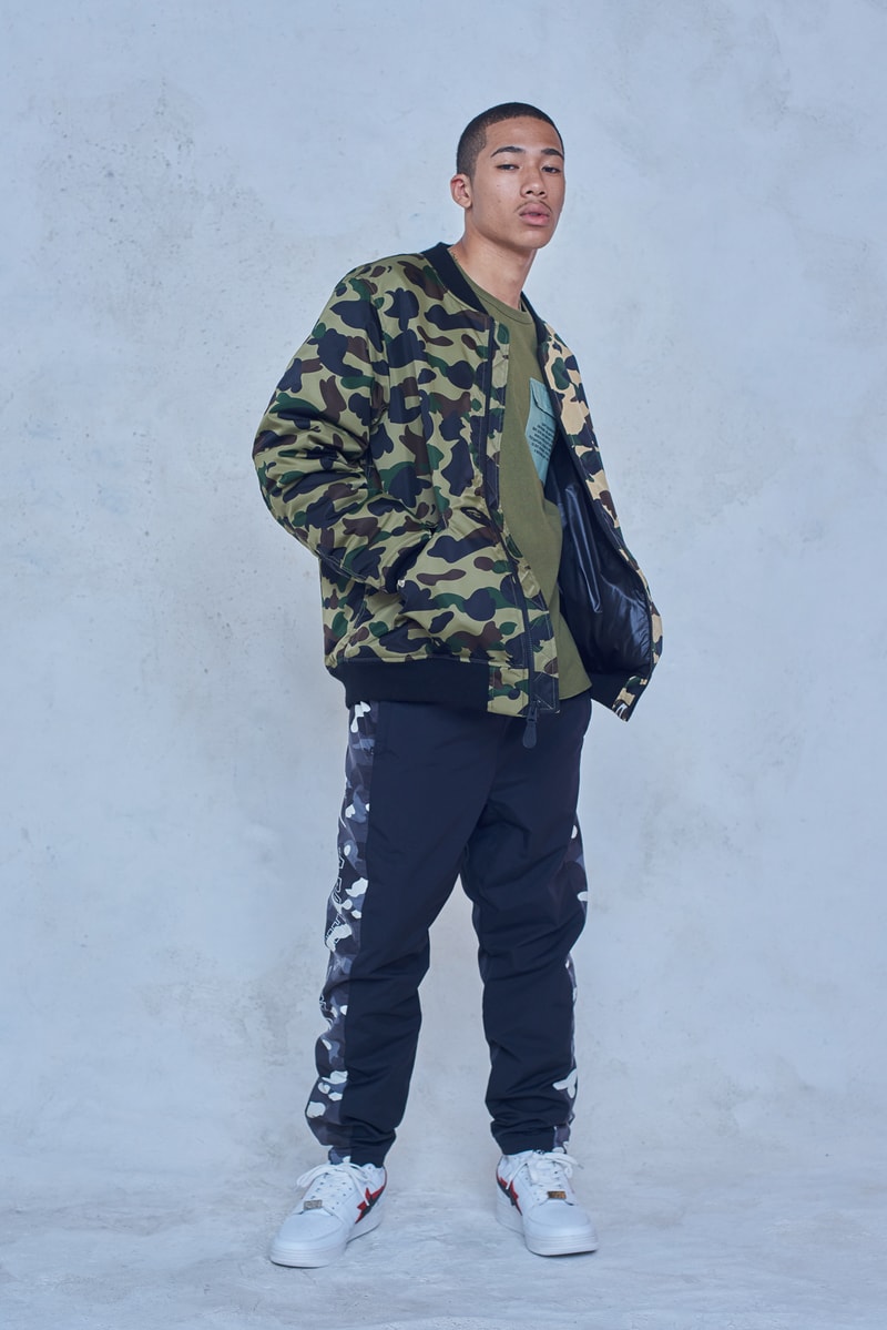 今年で設立25周年を迎える BAPE®️ が2018年秋冬シーズンのルックブックを公開 アウターからスニーカーまで、裏原生まれの〈BAPE®️〉らしい幅と懐の深さ、そして遊びを感じさせる完成度の高いコレクションがお披露目 今年で設立25周年を迎えたストリートシーンのリーディングブランド〈BAPE®️（ベイプ）〉より、2018年秋冬シーズンのルックブックが到着した。秋冬シーズンということもあり、今季はアウターウェアが充実。同時に、東京は裏原生まれの〈BAPE®️〉のDNAを象徴するかの如く、スポーツウェアからミリタリー、ワークウェアまで、幅と懐の深さを感じさせるラインアップとなっている。  その中でも一際目に止まるのが、トラックスーツや1ST CAMOのアノラック、2本のストライプを配したバスケジャージ、ベンチコートなどを組み合わせたスポーツルック。だが、その足元を飾るパイソン素材や星型モチーフを2連で配置したBAPE STAなど、各種スニーカーも既存のものにはない新たなアイディアが落とし込まれている点も見逃し難い。一方のミリタリー/ワークウェアも切り返しのカバーオールやベストなど、主役級のアイテムが豊富に揃う。  その他で特筆すべきは、ハッシュタグTシャツ、贅沢なAPE HEADのチャームを吊るしたチェーンネックレス、虎刺繍のキャップなどだろうか。〈A BATHING APE®〉の2018年秋冬コレクションは、7月7日（土）より全国の正規取扱い店舗にて発売開始。リリースに備えて、上のフォトギャラリーから今季のコンセプトを色濃く反映したルックブックに目を通し、Cop or Dropを済ませておこう。  ちなみに、新柄“シティズカモ”をキーデザインに据えた25周年プロジェクト“BAPE XXV”もお見逃しなく。
