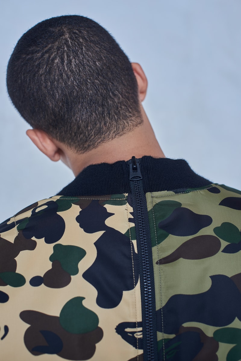 今年で設立25周年を迎える BAPE®️ が2018年秋冬シーズンのルックブックを公開 アウターからスニーカーまで、裏原生まれの〈BAPE®️〉らしい幅と懐の深さ、そして遊びを感じさせる完成度の高いコレクションがお披露目 今年で設立25周年を迎えたストリートシーンのリーディングブランド〈BAPE®️（ベイプ）〉より、2018年秋冬シーズンのルックブックが到着した。秋冬シーズンということもあり、今季はアウターウェアが充実。同時に、東京は裏原生まれの〈BAPE®️〉のDNAを象徴するかの如く、スポーツウェアからミリタリー、ワークウェアまで、幅と懐の深さを感じさせるラインアップとなっている。  その中でも一際目に止まるのが、トラックスーツや1ST CAMOのアノラック、2本のストライプを配したバスケジャージ、ベンチコートなどを組み合わせたスポーツルック。だが、その足元を飾るパイソン素材や星型モチーフを2連で配置したBAPE STAなど、各種スニーカーも既存のものにはない新たなアイディアが落とし込まれている点も見逃し難い。一方のミリタリー/ワークウェアも切り返しのカバーオールやベストなど、主役級のアイテムが豊富に揃う。  その他で特筆すべきは、ハッシュタグTシャツ、贅沢なAPE HEADのチャームを吊るしたチェーンネックレス、虎刺繍のキャップなどだろうか。〈A BATHING APE®〉の2018年秋冬コレクションは、7月7日（土）より全国の正規取扱い店舗にて発売開始。リリースに備えて、上のフォトギャラリーから今季のコンセプトを色濃く反映したルックブックに目を通し、Cop or Dropを済ませておこう。  ちなみに、新柄“シティズカモ”をキーデザインに据えた25周年プロジェクト“BAPE XXV”もお見逃しなく。