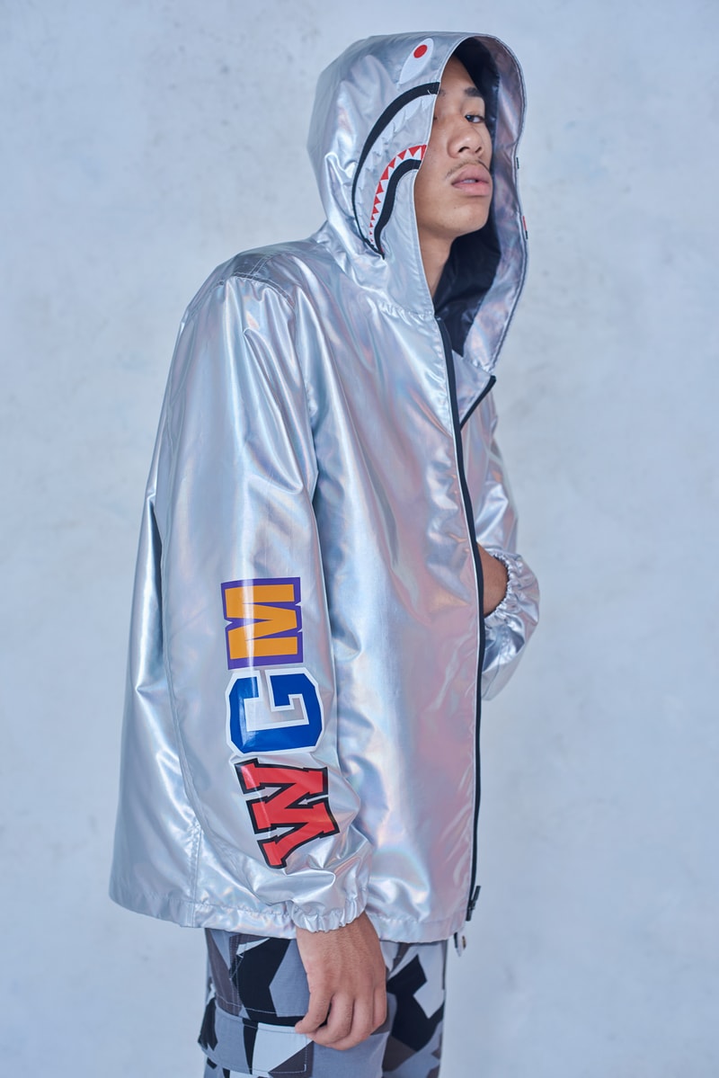 今年で設立25周年を迎える BAPE®️ が2018年秋冬シーズンのルックブックを公開 アウターからスニーカーまで、裏原生まれの〈BAPE®️〉らしい幅と懐の深さ、そして遊びを感じさせる完成度の高いコレクションがお披露目 今年で設立25周年を迎えたストリートシーンのリーディングブランド〈BAPE®️（ベイプ）〉より、2018年秋冬シーズンのルックブックが到着した。秋冬シーズンということもあり、今季はアウターウェアが充実。同時に、東京は裏原生まれの〈BAPE®️〉のDNAを象徴するかの如く、スポーツウェアからミリタリー、ワークウェアまで、幅と懐の深さを感じさせるラインアップとなっている。  その中でも一際目に止まるのが、トラックスーツや1ST CAMOのアノラック、2本のストライプを配したバスケジャージ、ベンチコートなどを組み合わせたスポーツルック。だが、その足元を飾るパイソン素材や星型モチーフを2連で配置したBAPE STAなど、各種スニーカーも既存のものにはない新たなアイディアが落とし込まれている点も見逃し難い。一方のミリタリー/ワークウェアも切り返しのカバーオールやベストなど、主役級のアイテムが豊富に揃う。  その他で特筆すべきは、ハッシュタグTシャツ、贅沢なAPE HEADのチャームを吊るしたチェーンネックレス、虎刺繍のキャップなどだろうか。〈A BATHING APE®〉の2018年秋冬コレクションは、7月7日（土）より全国の正規取扱い店舗にて発売開始。リリースに備えて、上のフォトギャラリーから今季のコンセプトを色濃く反映したルックブックに目を通し、Cop or Dropを済ませておこう。  ちなみに、新柄“シティズカモ”をキーデザインに据えた25周年プロジェクト“BAPE XXV”もお見逃しなく。