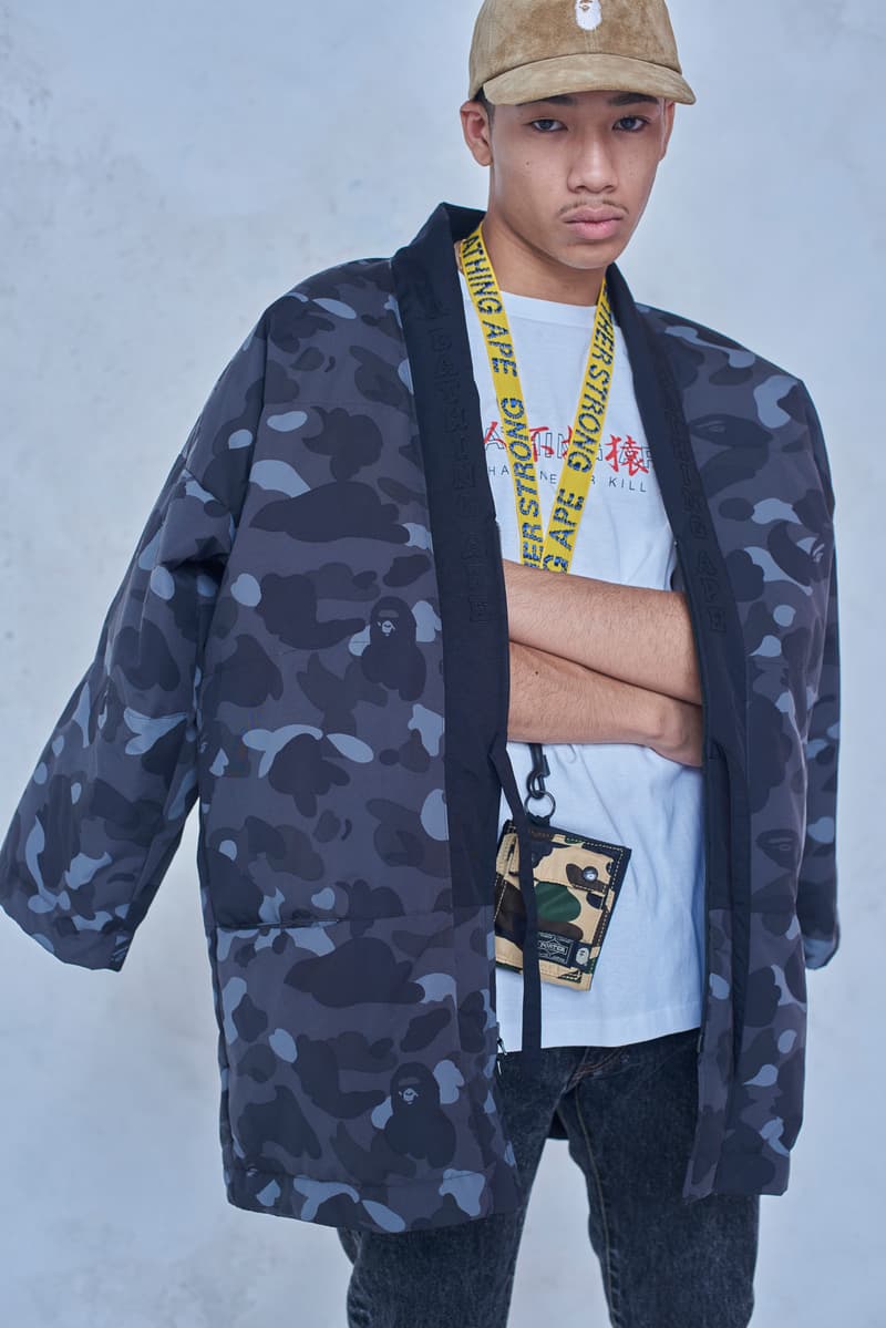 今年で設立25周年を迎える BAPE®️ が2018年秋冬シーズンのルックブックを公開 アウターからスニーカーまで、裏原生まれの〈BAPE®️〉らしい幅と懐の深さ、そして遊びを感じさせる完成度の高いコレクションがお披露目 今年で設立25周年を迎えたストリートシーンのリーディングブランド〈BAPE®️(ベイプ)〉より、2018年秋冬シーズンのルックブックが到着した。秋冬シーズンということもあり、今季はアウターウェアが充実。同時に、東京は裏原生まれの〈BAPE®️〉のDNAを象徴するかの如く、スポーツウェアからミリタリー、ワークウェアまで、幅と懐の深さを感じさせるラインアップとなっている。 その中でも一際目に止まるのが、トラックスーツや1ST CAMOのアノラック、2本のストライプを配したバスケジャージ、ベンチコートなどを組み合わせたスポーツルック。だが、その足元を飾るパイソン素材や星型モチーフを2連で配置したBAPE STAなど、各種スニーカーも既存のものにはない新たなアイディアが落とし込まれている点も見逃し難い。一方のミリタリー/ワークウェアも切り返しのカバーオールやベストなど、主役級のアイテムが豊富に揃う。 その他で特筆すべきは、ハッシュタグTシャツ、贅沢なAPE HEADのチャームを吊るしたチェーンネックレス、虎刺繍のキャップなどだろうか。〈A BATHING APE®〉の2018年秋冬コレクションは、7月7日(土)より全国の正規取扱い店舗にて発売開始。リリースに備えて、上のフォトギャラリーから今季のコンセプトを色濃く反映したルックブックに目を通し、Cop or Dropを済ませておこう。 ちなみに、新柄“シティズカモ”をキーデザインに据えた25周年プロジェクト“BAPE XXV”もお見逃しなく。