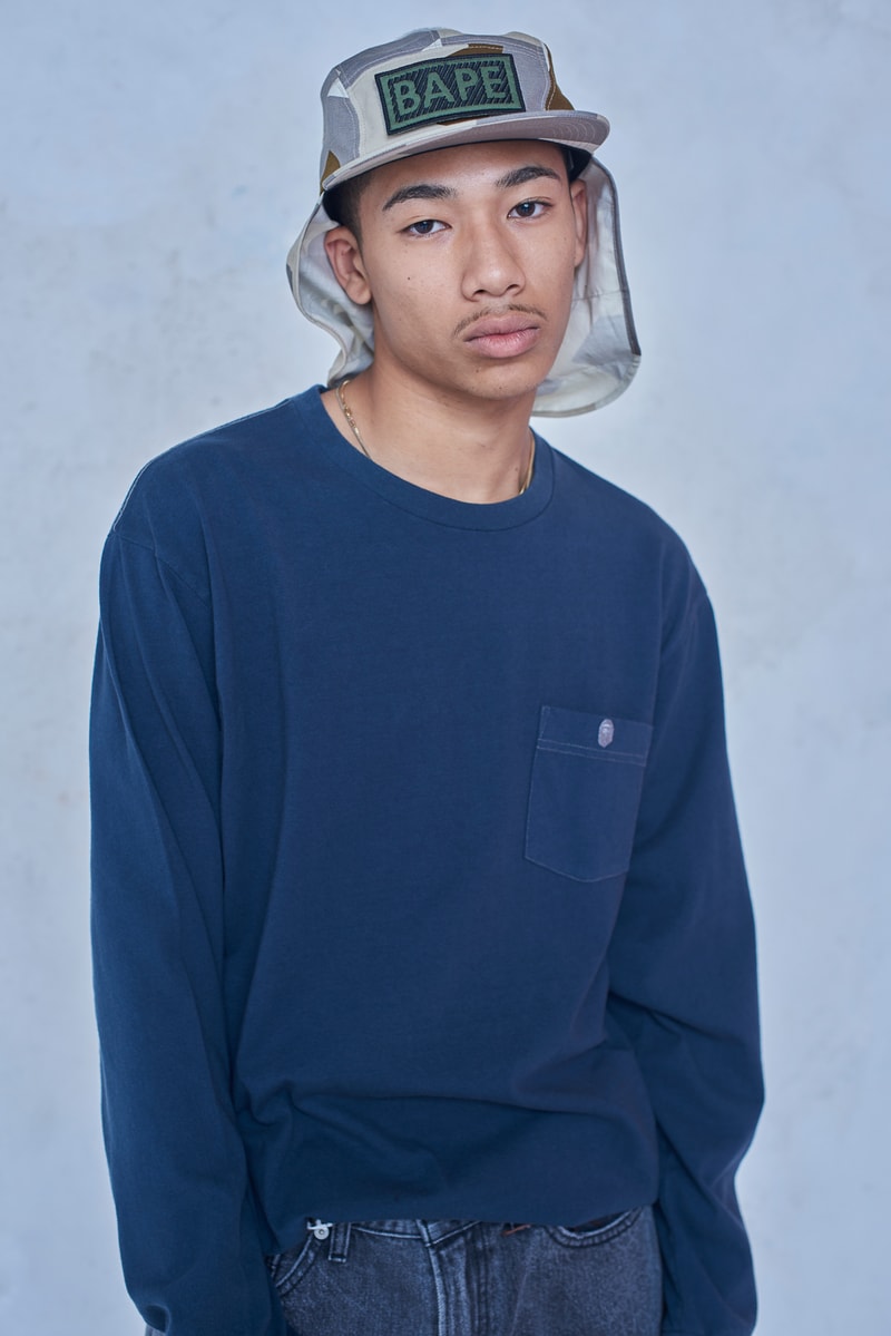 今年で設立25周年を迎える BAPE®️ が2018年秋冬シーズンのルックブックを公開 アウターからスニーカーまで、裏原生まれの〈BAPE®️〉らしい幅と懐の深さ、そして遊びを感じさせる完成度の高いコレクションがお披露目 今年で設立25周年を迎えたストリートシーンのリーディングブランド〈BAPE®️（ベイプ）〉より、2018年秋冬シーズンのルックブックが到着した。秋冬シーズンということもあり、今季はアウターウェアが充実。同時に、東京は裏原生まれの〈BAPE®️〉のDNAを象徴するかの如く、スポーツウェアからミリタリー、ワークウェアまで、幅と懐の深さを感じさせるラインアップとなっている。  その中でも一際目に止まるのが、トラックスーツや1ST CAMOのアノラック、2本のストライプを配したバスケジャージ、ベンチコートなどを組み合わせたスポーツルック。だが、その足元を飾るパイソン素材や星型モチーフを2連で配置したBAPE STAなど、各種スニーカーも既存のものにはない新たなアイディアが落とし込まれている点も見逃し難い。一方のミリタリー/ワークウェアも切り返しのカバーオールやベストなど、主役級のアイテムが豊富に揃う。  その他で特筆すべきは、ハッシュタグTシャツ、贅沢なAPE HEADのチャームを吊るしたチェーンネックレス、虎刺繍のキャップなどだろうか。〈A BATHING APE®〉の2018年秋冬コレクションは、7月7日（土）より全国の正規取扱い店舗にて発売開始。リリースに備えて、上のフォトギャラリーから今季のコンセプトを色濃く反映したルックブックに目を通し、Cop or Dropを済ませておこう。  ちなみに、新柄“シティズカモ”をキーデザインに据えた25周年プロジェクト“BAPE XXV”もお見逃しなく。
