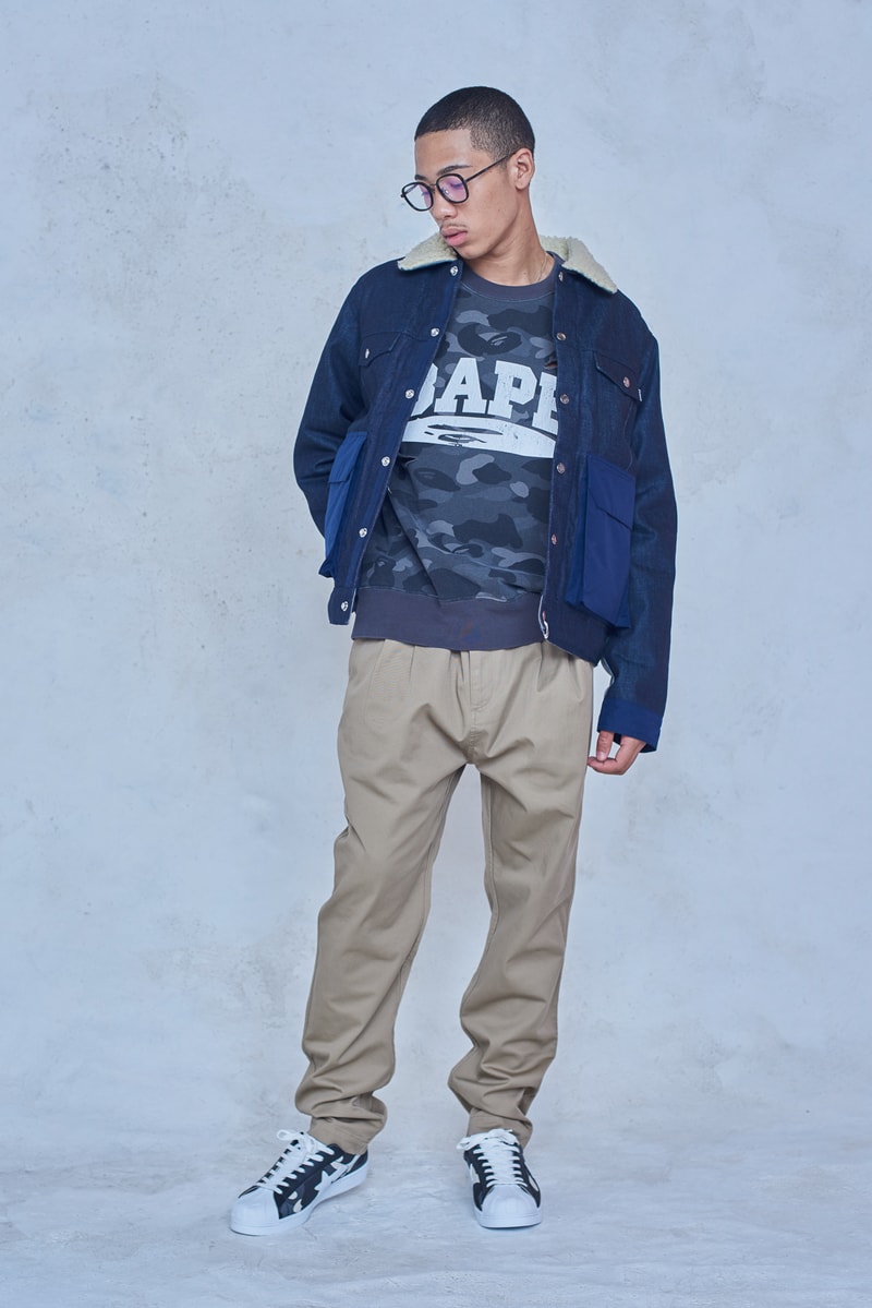 今年で設立25周年を迎える BAPE®️ が2018年秋冬シーズンのルックブックを公開 アウターからスニーカーまで、裏原生まれの〈BAPE®️〉らしい幅と懐の深さ、そして遊びを感じさせる完成度の高いコレクションがお披露目 今年で設立25周年を迎えたストリートシーンのリーディングブランド〈BAPE®️（ベイプ）〉より、2018年秋冬シーズンのルックブックが到着した。秋冬シーズンということもあり、今季はアウターウェアが充実。同時に、東京は裏原生まれの〈BAPE®️〉のDNAを象徴するかの如く、スポーツウェアからミリタリー、ワークウェアまで、幅と懐の深さを感じさせるラインアップとなっている。  その中でも一際目に止まるのが、トラックスーツや1ST CAMOのアノラック、2本のストライプを配したバスケジャージ、ベンチコートなどを組み合わせたスポーツルック。だが、その足元を飾るパイソン素材や星型モチーフを2連で配置したBAPE STAなど、各種スニーカーも既存のものにはない新たなアイディアが落とし込まれている点も見逃し難い。一方のミリタリー/ワークウェアも切り返しのカバーオールやベストなど、主役級のアイテムが豊富に揃う。  その他で特筆すべきは、ハッシュタグTシャツ、贅沢なAPE HEADのチャームを吊るしたチェーンネックレス、虎刺繍のキャップなどだろうか。〈A BATHING APE®〉の2018年秋冬コレクションは、7月7日（土）より全国の正規取扱い店舗にて発売開始。リリースに備えて、上のフォトギャラリーから今季のコンセプトを色濃く反映したルックブックに目を通し、Cop or Dropを済ませておこう。  ちなみに、新柄“シティズカモ”をキーデザインに据えた25周年プロジェクト“BAPE XXV”もお見逃しなく。