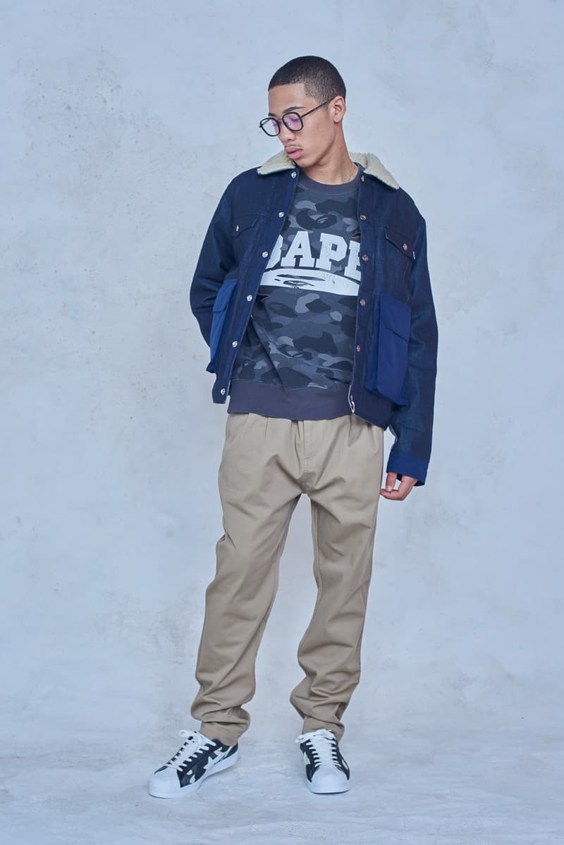 今年で設立25周年を迎える BAPE®️ が2018年秋冬シーズンのルックブックを公開 アウターからスニーカーまで、裏原生まれの〈BAPE®️〉らしい幅と懐の深さ、そして遊びを感じさせる完成度の高いコレクションがお披露目 今年で設立25周年を迎えたストリートシーンのリーディングブランド〈BAPE®️(ベイプ)〉より、2018年秋冬シーズンのルックブックが到着した。秋冬シーズンということもあり、今季はアウターウェアが充実。同時に、東京は裏原生まれの〈BAPE®️〉のDNAを象徴するかの如く、スポーツウェアからミリタリー、ワークウェアまで、幅と懐の深さを感じさせるラインアップとなっている。 その中でも一際目に止まるのが、トラックスーツや1ST CAMOのアノラック、2本のストライプを配したバスケジャージ、ベンチコートなどを組み合わせたスポーツルック。だが、その足元を飾るパイソン素材や星型モチーフを2連で配置したBAPE STAなど、各種スニーカーも既存のものにはない新たなアイディアが落とし込まれている点も見逃し難い。一方のミリタリー/ワークウェアも切り返しのカバーオールやベストなど、主役級のアイテムが豊富に揃う。 その他で特筆すべきは、ハッシュタグTシャツ、贅沢なAPE HEADのチャームを吊るしたチェーンネックレス、虎刺繍のキャップなどだろうか。〈A BATHING APE®〉の2018年秋冬コレクションは、7月7日(土)より全国の正規取扱い店舗にて発売開始。リリースに備えて、上のフォトギャラリーから今季のコンセプトを色濃く反映したルックブックに目を通し、Cop or Dropを済ませておこう。 ちなみに、新柄“シティズカモ”をキーデザインに据えた25周年プロジェクト“BAPE XXV”もお見逃しなく。