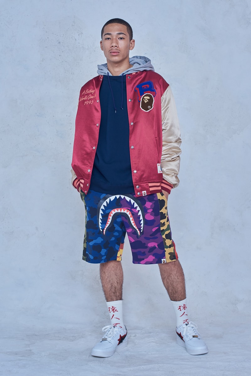 今年で設立25周年を迎える BAPE®️ が2018年秋冬シーズンのルックブックを公開 アウターからスニーカーまで、裏原生まれの〈BAPE®️〉らしい幅と懐の深さ、そして遊びを感じさせる完成度の高いコレクションがお披露目 今年で設立25周年を迎えたストリートシーンのリーディングブランド〈BAPE®️（ベイプ）〉より、2018年秋冬シーズンのルックブックが到着した。秋冬シーズンということもあり、今季はアウターウェアが充実。同時に、東京は裏原生まれの〈BAPE®️〉のDNAを象徴するかの如く、スポーツウェアからミリタリー、ワークウェアまで、幅と懐の深さを感じさせるラインアップとなっている。  その中でも一際目に止まるのが、トラックスーツや1ST CAMOのアノラック、2本のストライプを配したバスケジャージ、ベンチコートなどを組み合わせたスポーツルック。だが、その足元を飾るパイソン素材や星型モチーフを2連で配置したBAPE STAなど、各種スニーカーも既存のものにはない新たなアイディアが落とし込まれている点も見逃し難い。一方のミリタリー/ワークウェアも切り返しのカバーオールやベストなど、主役級のアイテムが豊富に揃う。  その他で特筆すべきは、ハッシュタグTシャツ、贅沢なAPE HEADのチャームを吊るしたチェーンネックレス、虎刺繍のキャップなどだろうか。〈A BATHING APE®〉の2018年秋冬コレクションは、7月7日（土）より全国の正規取扱い店舗にて発売開始。リリースに備えて、上のフォトギャラリーから今季のコンセプトを色濃く反映したルックブックに目を通し、Cop or Dropを済ませておこう。  ちなみに、新柄“シティズカモ”をキーデザインに据えた25周年プロジェクト“BAPE XXV”もお見逃しなく。