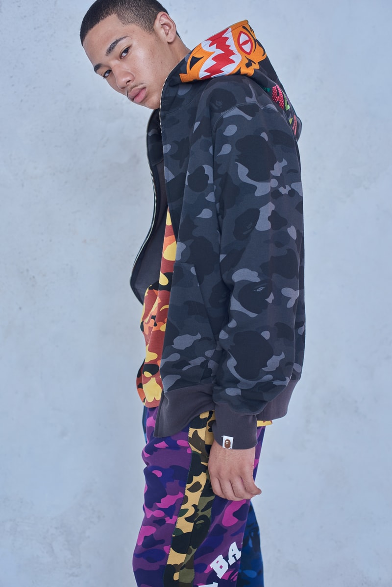 今年で設立25周年を迎える BAPE®️ が2018年秋冬シーズンのルックブックを公開 アウターからスニーカーまで、裏原生まれの〈BAPE®️〉らしい幅と懐の深さ、そして遊びを感じさせる完成度の高いコレクションがお披露目 今年で設立25周年を迎えたストリートシーンのリーディングブランド〈BAPE®️（ベイプ）〉より、2018年秋冬シーズンのルックブックが到着した。秋冬シーズンということもあり、今季はアウターウェアが充実。同時に、東京は裏原生まれの〈BAPE®️〉のDNAを象徴するかの如く、スポーツウェアからミリタリー、ワークウェアまで、幅と懐の深さを感じさせるラインアップとなっている。  その中でも一際目に止まるのが、トラックスーツや1ST CAMOのアノラック、2本のストライプを配したバスケジャージ、ベンチコートなどを組み合わせたスポーツルック。だが、その足元を飾るパイソン素材や星型モチーフを2連で配置したBAPE STAなど、各種スニーカーも既存のものにはない新たなアイディアが落とし込まれている点も見逃し難い。一方のミリタリー/ワークウェアも切り返しのカバーオールやベストなど、主役級のアイテムが豊富に揃う。  その他で特筆すべきは、ハッシュタグTシャツ、贅沢なAPE HEADのチャームを吊るしたチェーンネックレス、虎刺繍のキャップなどだろうか。〈A BATHING APE®〉の2018年秋冬コレクションは、7月7日（土）より全国の正規取扱い店舗にて発売開始。リリースに備えて、上のフォトギャラリーから今季のコンセプトを色濃く反映したルックブックに目を通し、Cop or Dropを済ませておこう。  ちなみに、新柄“シティズカモ”をキーデザインに据えた25周年プロジェクト“BAPE XXV”もお見逃しなく。