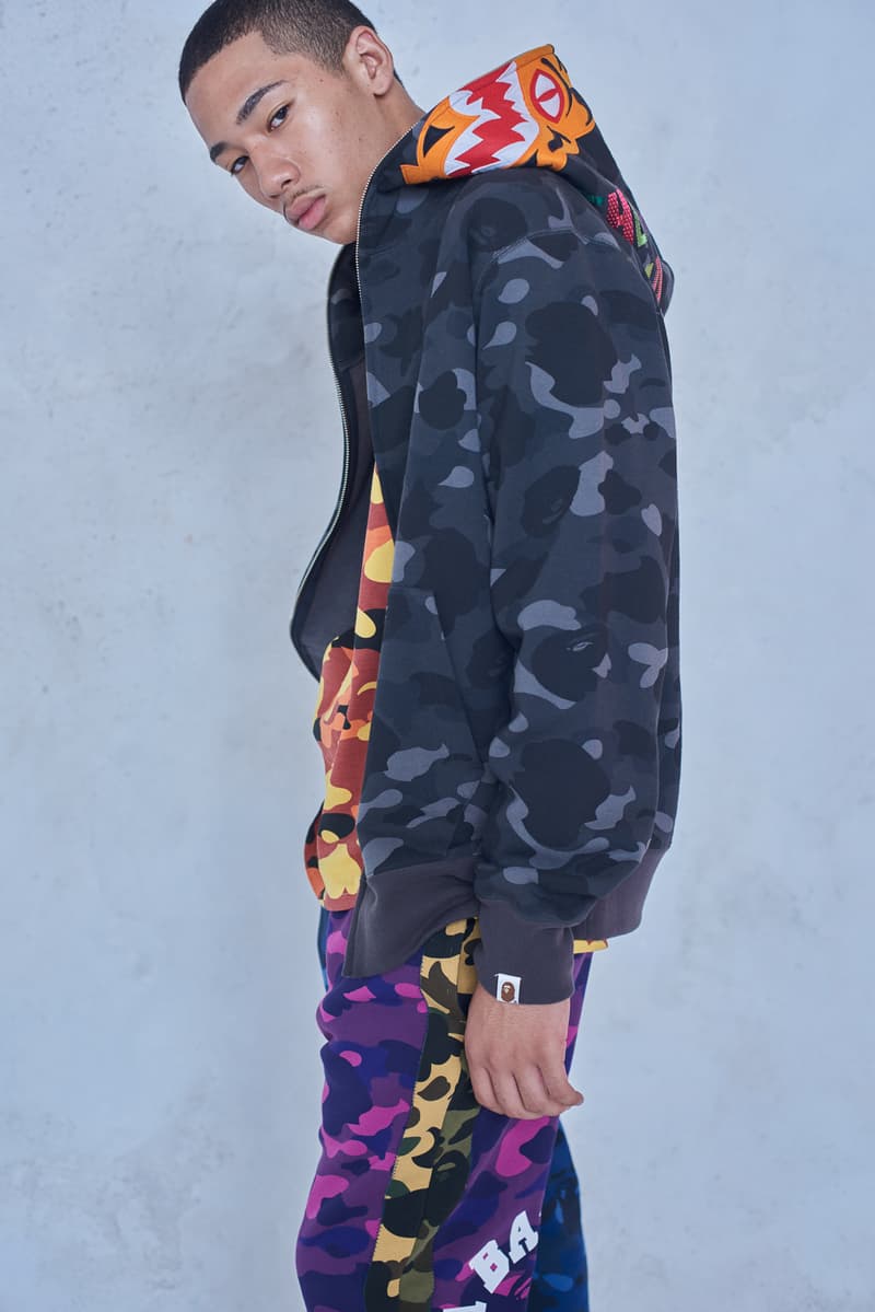 今年で設立25周年を迎える BAPE®️ が2018年秋冬シーズンのルックブックを公開 アウターからスニーカーまで、裏原生まれの〈BAPE®️〉らしい幅と懐の深さ、そして遊びを感じさせる完成度の高いコレクションがお披露目 今年で設立25周年を迎えたストリートシーンのリーディングブランド〈BAPE®️(ベイプ)〉より、2018年秋冬シーズンのルックブックが到着した。秋冬シーズンということもあり、今季はアウターウェアが充実。同時に、東京は裏原生まれの〈BAPE®️〉のDNAを象徴するかの如く、スポーツウェアからミリタリー、ワークウェアまで、幅と懐の深さを感じさせるラインアップとなっている。 その中でも一際目に止まるのが、トラックスーツや1ST CAMOのアノラック、2本のストライプを配したバスケジャージ、ベンチコートなどを組み合わせたスポーツルック。だが、その足元を飾るパイソン素材や星型モチーフを2連で配置したBAPE STAなど、各種スニーカーも既存のものにはない新たなアイディアが落とし込まれている点も見逃し難い。一方のミリタリー/ワークウェアも切り返しのカバーオールやベストなど、主役級のアイテムが豊富に揃う。 その他で特筆すべきは、ハッシュタグTシャツ、贅沢なAPE HEADのチャームを吊るしたチェーンネックレス、虎刺繍のキャップなどだろうか。〈A BATHING APE®〉の2018年秋冬コレクションは、7月7日(土)より全国の正規取扱い店舗にて発売開始。リリースに備えて、上のフォトギャラリーから今季のコンセプトを色濃く反映したルックブックに目を通し、Cop or Dropを済ませておこう。 ちなみに、新柄“シティズカモ”をキーデザインに据えた25周年プロジェクト“BAPE XXV”もお見逃しなく。