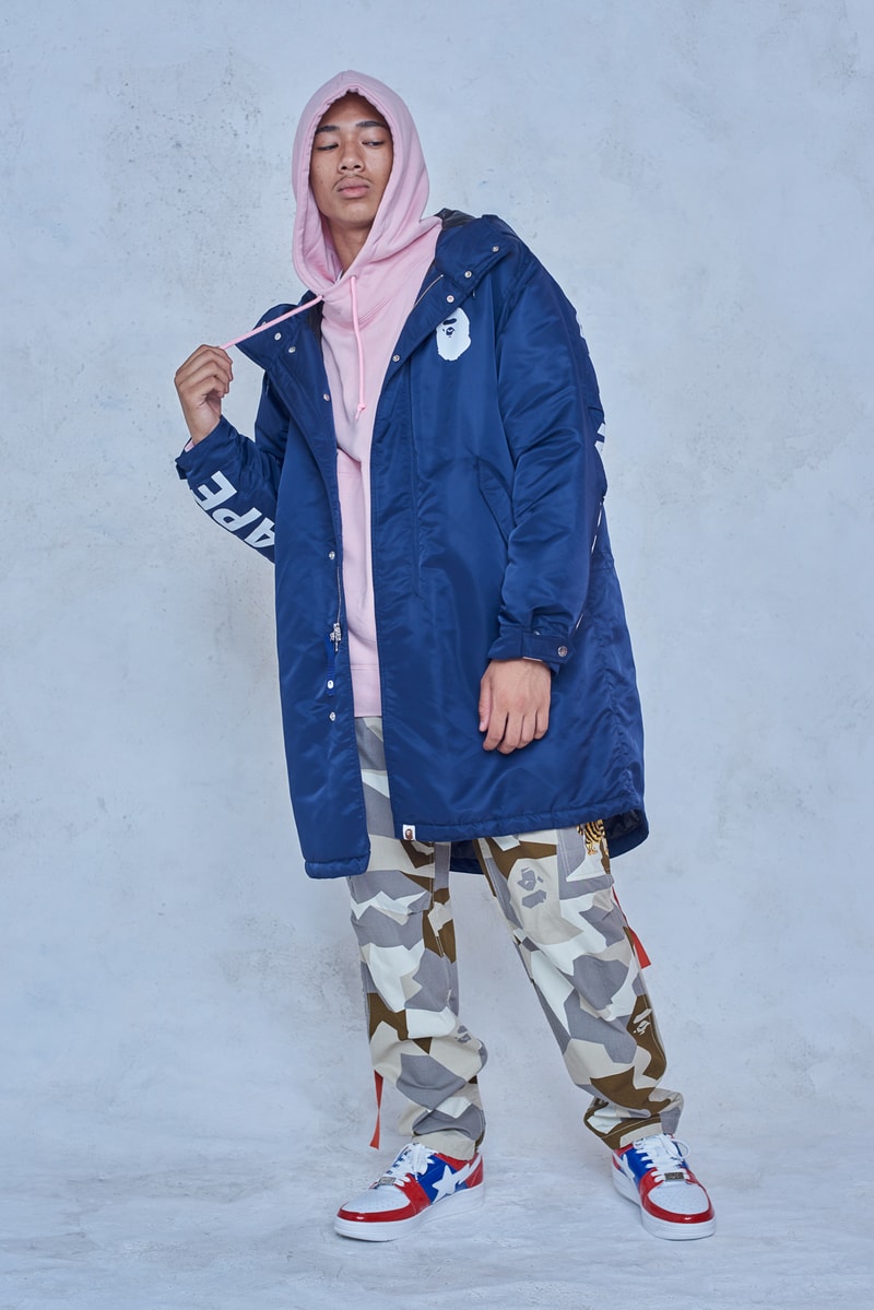 今年で設立25周年を迎える BAPE®️ が2018年秋冬シーズンのルックブックを公開 アウターからスニーカーまで、裏原生まれの〈BAPE®️〉らしい幅と懐の深さ、そして遊びを感じさせる完成度の高いコレクションがお披露目 今年で設立25周年を迎えたストリートシーンのリーディングブランド〈BAPE®️（ベイプ）〉より、2018年秋冬シーズンのルックブックが到着した。秋冬シーズンということもあり、今季はアウターウェアが充実。同時に、東京は裏原生まれの〈BAPE®️〉のDNAを象徴するかの如く、スポーツウェアからミリタリー、ワークウェアまで、幅と懐の深さを感じさせるラインアップとなっている。  その中でも一際目に止まるのが、トラックスーツや1ST CAMOのアノラック、2本のストライプを配したバスケジャージ、ベンチコートなどを組み合わせたスポーツルック。だが、その足元を飾るパイソン素材や星型モチーフを2連で配置したBAPE STAなど、各種スニーカーも既存のものにはない新たなアイディアが落とし込まれている点も見逃し難い。一方のミリタリー/ワークウェアも切り返しのカバーオールやベストなど、主役級のアイテムが豊富に揃う。  その他で特筆すべきは、ハッシュタグTシャツ、贅沢なAPE HEADのチャームを吊るしたチェーンネックレス、虎刺繍のキャップなどだろうか。〈A BATHING APE®〉の2018年秋冬コレクションは、7月7日（土）より全国の正規取扱い店舗にて発売開始。リリースに備えて、上のフォトギャラリーから今季のコンセプトを色濃く反映したルックブックに目を通し、Cop or Dropを済ませておこう。  ちなみに、新柄“シティズカモ”をキーデザインに据えた25周年プロジェクト“BAPE XXV”もお見逃しなく。