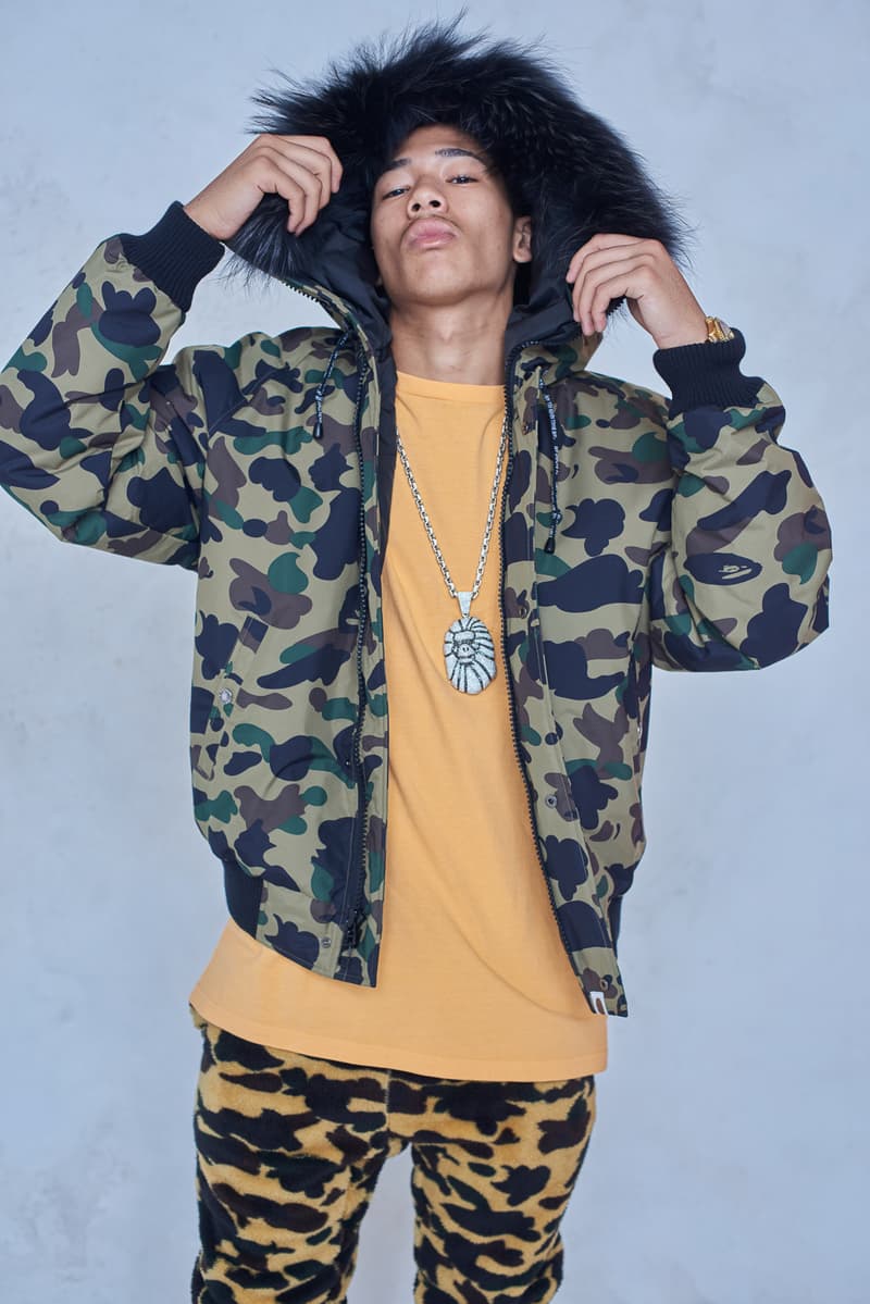 今年で設立25周年を迎える BAPE®️ が2018年秋冬シーズンのルックブックを公開 アウターからスニーカーまで、裏原生まれの〈BAPE®️〉らしい幅と懐の深さ、そして遊びを感じさせる完成度の高いコレクションがお披露目 今年で設立25周年を迎えたストリートシーンのリーディングブランド〈BAPE®️(ベイプ)〉より、2018年秋冬シーズンのルックブックが到着した。秋冬シーズンということもあり、今季はアウターウェアが充実。同時に、東京は裏原生まれの〈BAPE®️〉のDNAを象徴するかの如く、スポーツウェアからミリタリー、ワークウェアまで、幅と懐の深さを感じさせるラインアップとなっている。 その中でも一際目に止まるのが、トラックスーツや1ST CAMOのアノラック、2本のストライプを配したバスケジャージ、ベンチコートなどを組み合わせたスポーツルック。だが、その足元を飾るパイソン素材や星型モチーフを2連で配置したBAPE STAなど、各種スニーカーも既存のものにはない新たなアイディアが落とし込まれている点も見逃し難い。一方のミリタリー/ワークウェアも切り返しのカバーオールやベストなど、主役級のアイテムが豊富に揃う。 その他で特筆すべきは、ハッシュタグTシャツ、贅沢なAPE HEADのチャームを吊るしたチェーンネックレス、虎刺繍のキャップなどだろうか。〈A BATHING APE®〉の2018年秋冬コレクションは、7月7日(土)より全国の正規取扱い店舗にて発売開始。リリースに備えて、上のフォトギャラリーから今季のコンセプトを色濃く反映したルックブックに目を通し、Cop or Dropを済ませておこう。 ちなみに、新柄“シティズカモ”をキーデザインに据えた25周年プロジェクト“BAPE XXV”もお見逃しなく。