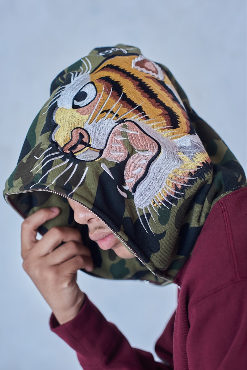 今年で設立25周年を迎える BAPE®️ が2018年秋冬シーズンのルックブックを公開 アウターからスニーカーまで、裏原生まれの〈BAPE®️〉らしい幅と懐の深さ、そして遊びを感じさせる完成度の高いコレクションがお披露目 今年で設立25周年を迎えたストリートシーンのリーディングブランド〈BAPE®️（ベイプ）〉より、2018年秋冬シーズンのルックブックが到着した。秋冬シーズンということもあり、今季はアウターウェアが充実。同時に、東京は裏原生まれの〈BAPE®️〉のDNAを象徴するかの如く、スポーツウェアからミリタリー、ワークウェアまで、幅と懐の深さを感じさせるラインアップとなっている。  その中でも一際目に止まるのが、トラックスーツや1ST CAMOのアノラック、2本のストライプを配したバスケジャージ、ベンチコートなどを組み合わせたスポーツルック。だが、その足元を飾るパイソン素材や星型モチーフを2連で配置したBAPE STAなど、各種スニーカーも既存のものにはない新たなアイディアが落とし込まれている点も見逃し難い。一方のミリタリー/ワークウェアも切り返しのカバーオールやベストなど、主役級のアイテムが豊富に揃う。  その他で特筆すべきは、ハッシュタグTシャツ、贅沢なAPE HEADのチャームを吊るしたチェーンネックレス、虎刺繍のキャップなどだろうか。〈A BATHING APE®〉の2018年秋冬コレクションは、7月7日（土）より全国の正規取扱い店舗にて発売開始。リリースに備えて、上のフォトギャラリーから今季のコンセプトを色濃く反映したルックブックに目を通し、Cop or Dropを済ませておこう。  ちなみに、新柄“シティズカモ”をキーデザインに据えた25周年プロジェクト“BAPE XXV”もお見逃しなく。