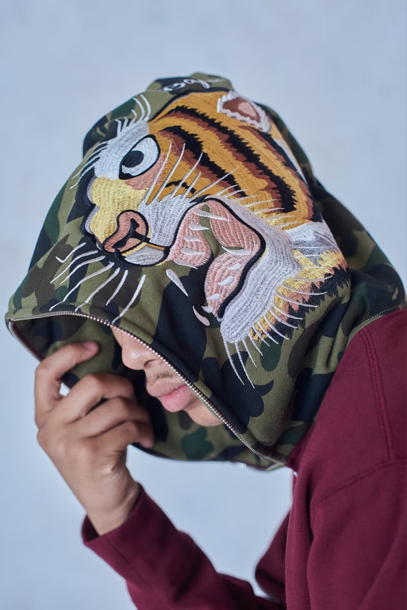 今年で設立25周年を迎える BAPE®️ が2018年秋冬シーズンのルックブックを公開 アウターからスニーカーまで、裏原生まれの〈BAPE®️〉らしい幅と懐の深さ、そして遊びを感じさせる完成度の高いコレクションがお披露目 今年で設立25周年を迎えたストリートシーンのリーディングブランド〈BAPE®️(ベイプ)〉より、2018年秋冬シーズンのルックブックが到着した。秋冬シーズンということもあり、今季はアウターウェアが充実。同時に、東京は裏原生まれの〈BAPE®️〉のDNAを象徴するかの如く、スポーツウェアからミリタリー、ワークウェアまで、幅と懐の深さを感じさせるラインアップとなっている。 その中でも一際目に止まるのが、トラックスーツや1ST CAMOのアノラック、2本のストライプを配したバスケジャージ、ベンチコートなどを組み合わせたスポーツルック。だが、その足元を飾るパイソン素材や星型モチーフを2連で配置したBAPE STAなど、各種スニーカーも既存のものにはない新たなアイディアが落とし込まれている点も見逃し難い。一方のミリタリー/ワークウェアも切り返しのカバーオールやベストなど、主役級のアイテムが豊富に揃う。 その他で特筆すべきは、ハッシュタグTシャツ、贅沢なAPE HEADのチャームを吊るしたチェーンネックレス、虎刺繍のキャップなどだろうか。〈A BATHING APE®〉の2018年秋冬コレクションは、7月7日(土)より全国の正規取扱い店舗にて発売開始。リリースに備えて、上のフォトギャラリーから今季のコンセプトを色濃く反映したルックブックに目を通し、Cop or Dropを済ませておこう。 ちなみに、新柄“シティズカモ”をキーデザインに据えた25周年プロジェクト“BAPE XXV”もお見逃しなく。