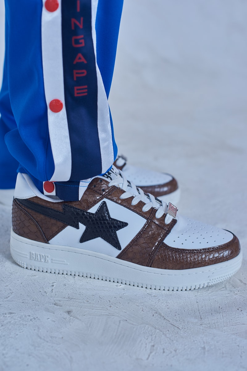 今年で設立25周年を迎える BAPE®️ が2018年秋冬シーズンのルックブックを公開 アウターからスニーカーまで、裏原生まれの〈BAPE®️〉らしい幅と懐の深さ、そして遊びを感じさせる完成度の高いコレクションがお披露目 今年で設立25周年を迎えたストリートシーンのリーディングブランド〈BAPE®️（ベイプ）〉より、2018年秋冬シーズンのルックブックが到着した。秋冬シーズンということもあり、今季はアウターウェアが充実。同時に、東京は裏原生まれの〈BAPE®️〉のDNAを象徴するかの如く、スポーツウェアからミリタリー、ワークウェアまで、幅と懐の深さを感じさせるラインアップとなっている。  その中でも一際目に止まるのが、トラックスーツや1ST CAMOのアノラック、2本のストライプを配したバスケジャージ、ベンチコートなどを組み合わせたスポーツルック。だが、その足元を飾るパイソン素材や星型モチーフを2連で配置したBAPE STAなど、各種スニーカーも既存のものにはない新たなアイディアが落とし込まれている点も見逃し難い。一方のミリタリー/ワークウェアも切り返しのカバーオールやベストなど、主役級のアイテムが豊富に揃う。  その他で特筆すべきは、ハッシュタグTシャツ、贅沢なAPE HEADのチャームを吊るしたチェーンネックレス、虎刺繍のキャップなどだろうか。〈A BATHING APE®〉の2018年秋冬コレクションは、7月7日（土）より全国の正規取扱い店舗にて発売開始。リリースに備えて、上のフォトギャラリーから今季のコンセプトを色濃く反映したルックブックに目を通し、Cop or Dropを済ませておこう。  ちなみに、新柄“シティズカモ”をキーデザインに据えた25周年プロジェクト“BAPE XXV”もお見逃しなく。