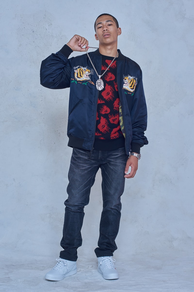 今年で設立25周年を迎える BAPE®️ が2018年秋冬シーズンのルックブックを公開 アウターからスニーカーまで、裏原生まれの〈BAPE®️〉らしい幅と懐の深さ、そして遊びを感じさせる完成度の高いコレクションがお披露目 今年で設立25周年を迎えたストリートシーンのリーディングブランド〈BAPE®️（ベイプ）〉より、2018年秋冬シーズンのルックブックが到着した。秋冬シーズンということもあり、今季はアウターウェアが充実。同時に、東京は裏原生まれの〈BAPE®️〉のDNAを象徴するかの如く、スポーツウェアからミリタリー、ワークウェアまで、幅と懐の深さを感じさせるラインアップとなっている。  その中でも一際目に止まるのが、トラックスーツや1ST CAMOのアノラック、2本のストライプを配したバスケジャージ、ベンチコートなどを組み合わせたスポーツルック。だが、その足元を飾るパイソン素材や星型モチーフを2連で配置したBAPE STAなど、各種スニーカーも既存のものにはない新たなアイディアが落とし込まれている点も見逃し難い。一方のミリタリー/ワークウェアも切り返しのカバーオールやベストなど、主役級のアイテムが豊富に揃う。  その他で特筆すべきは、ハッシュタグTシャツ、贅沢なAPE HEADのチャームを吊るしたチェーンネックレス、虎刺繍のキャップなどだろうか。〈A BATHING APE®〉の2018年秋冬コレクションは、7月7日（土）より全国の正規取扱い店舗にて発売開始。リリースに備えて、上のフォトギャラリーから今季のコンセプトを色濃く反映したルックブックに目を通し、Cop or Dropを済ませておこう。  ちなみに、新柄“シティズカモ”をキーデザインに据えた25周年プロジェクト“BAPE XXV”もお見逃しなく。