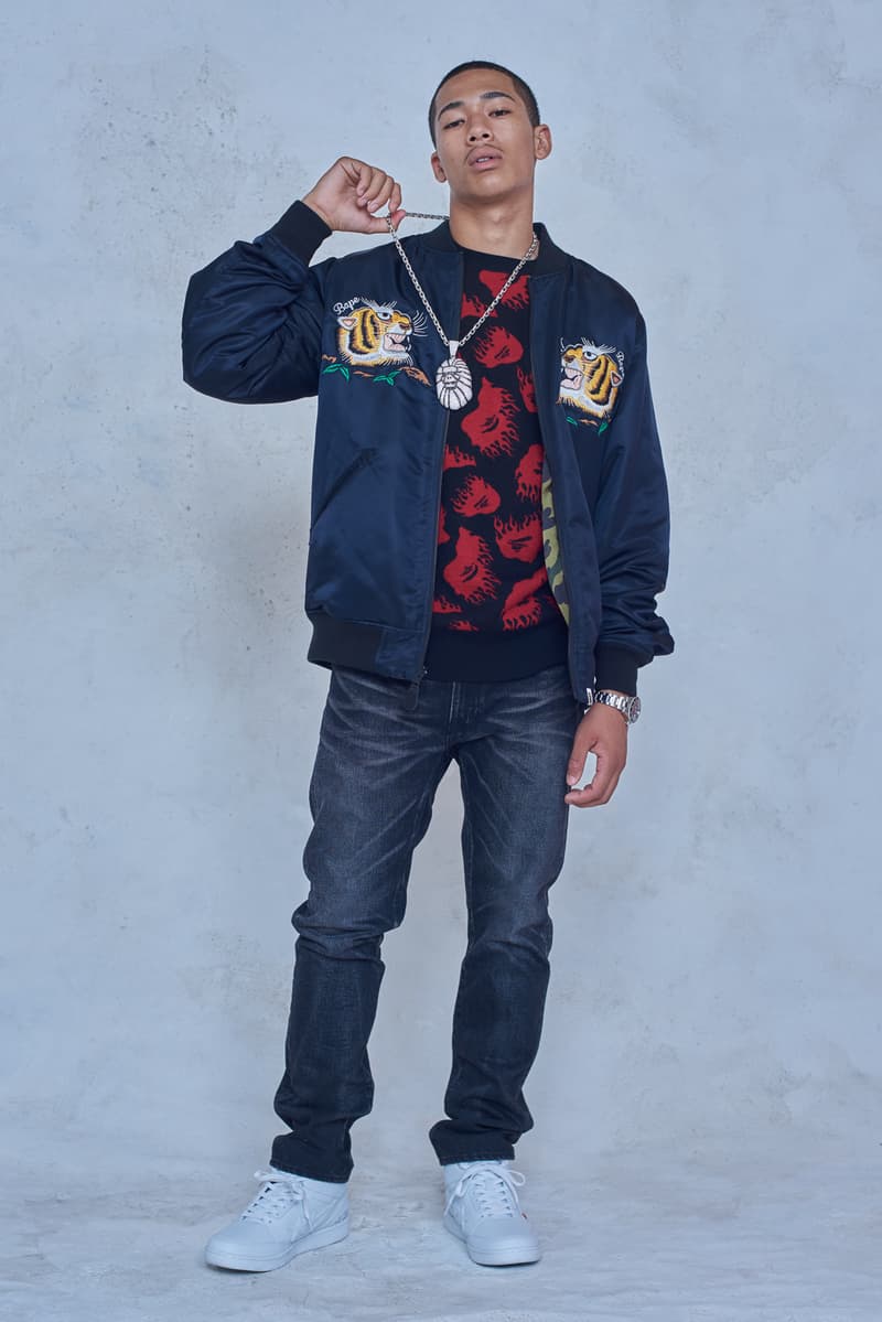 今年で設立25周年を迎える BAPE®️ が2018年秋冬シーズンのルックブックを公開 アウターからスニーカーまで、裏原生まれの〈BAPE®️〉らしい幅と懐の深さ、そして遊びを感じさせる完成度の高いコレクションがお披露目 今年で設立25周年を迎えたストリートシーンのリーディングブランド〈BAPE®️(ベイプ)〉より、2018年秋冬シーズンのルックブックが到着した。秋冬シーズンということもあり、今季はアウターウェアが充実。同時に、東京は裏原生まれの〈BAPE®️〉のDNAを象徴するかの如く、スポーツウェアからミリタリー、ワークウェアまで、幅と懐の深さを感じさせるラインアップとなっている。 その中でも一際目に止まるのが、トラックスーツや1ST CAMOのアノラック、2本のストライプを配したバスケジャージ、ベンチコートなどを組み合わせたスポーツルック。だが、その足元を飾るパイソン素材や星型モチーフを2連で配置したBAPE STAなど、各種スニーカーも既存のものにはない新たなアイディアが落とし込まれている点も見逃し難い。一方のミリタリー/ワークウェアも切り返しのカバーオールやベストなど、主役級のアイテムが豊富に揃う。 その他で特筆すべきは、ハッシュタグTシャツ、贅沢なAPE HEADのチャームを吊るしたチェーンネックレス、虎刺繍のキャップなどだろうか。〈A BATHING APE®〉の2018年秋冬コレクションは、7月7日(土)より全国の正規取扱い店舗にて発売開始。リリースに備えて、上のフォトギャラリーから今季のコンセプトを色濃く反映したルックブックに目を通し、Cop or Dropを済ませておこう。 ちなみに、新柄“シティズカモ”をキーデザインに据えた25周年プロジェクト“BAPE XXV”もお見逃しなく。