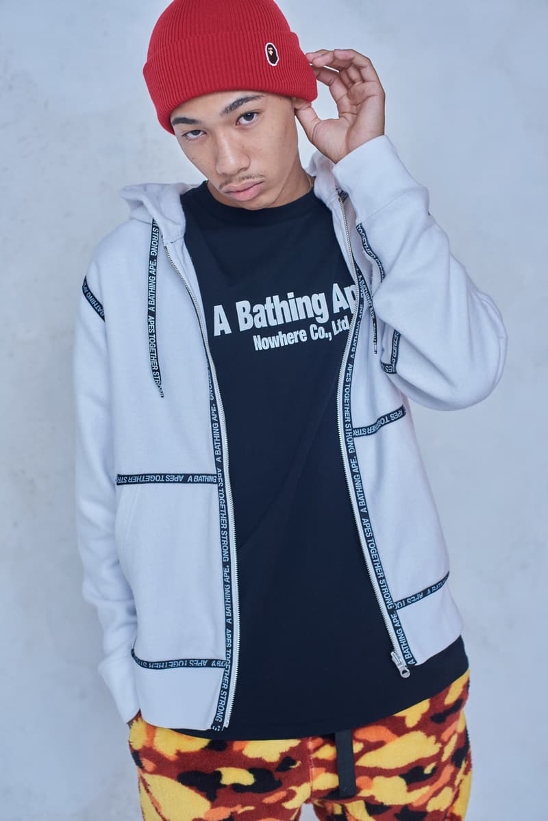今年で設立25周年を迎える BAPE®️ が2018年秋冬シーズンのルックブックを公開 アウターからスニーカーまで、裏原生まれの〈BAPE®️〉らしい幅と懐の深さ、そして遊びを感じさせる完成度の高いコレクションがお披露目 今年で設立25周年を迎えたストリートシーンのリーディングブランド〈BAPE®️(ベイプ)〉より、2018年秋冬シーズンのルックブックが到着した。秋冬シーズンということもあり、今季はアウターウェアが充実。同時に、東京は裏原生まれの〈BAPE®️〉のDNAを象徴するかの如く、スポーツウェアからミリタリー、ワークウェアまで、幅と懐の深さを感じさせるラインアップとなっている。 その中でも一際目に止まるのが、トラックスーツや1ST CAMOのアノラック、2本のストライプを配したバスケジャージ、ベンチコートなどを組み合わせたスポーツルック。だが、その足元を飾るパイソン素材や星型モチーフを2連で配置したBAPE STAなど、各種スニーカーも既存のものにはない新たなアイディアが落とし込まれている点も見逃し難い。一方のミリタリー/ワークウェアも切り返しのカバーオールやベストなど、主役級のアイテムが豊富に揃う。 その他で特筆すべきは、ハッシュタグTシャツ、贅沢なAPE HEADのチャームを吊るしたチェーンネックレス、虎刺繍のキャップなどだろうか。〈A BATHING APE®〉の2018年秋冬コレクションは、7月7日(土)より全国の正規取扱い店舗にて発売開始。リリースに備えて、上のフォトギャラリーから今季のコンセプトを色濃く反映したルックブックに目を通し、Cop or Dropを済ませておこう。 ちなみに、新柄“シティズカモ”をキーデザインに据えた25周年プロジェクト“BAPE XXV”もお見逃しなく。