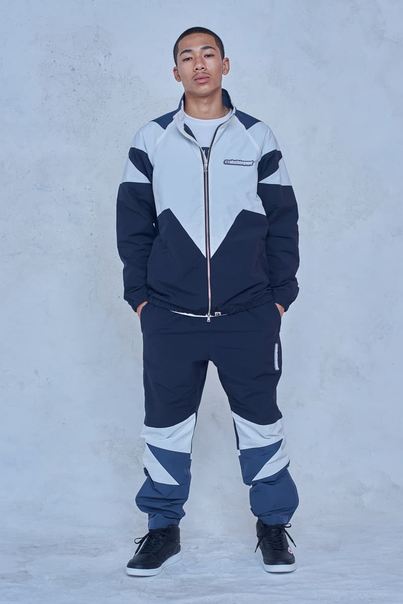 今年で設立25周年を迎える BAPE®️ が2018年秋冬シーズンのルックブックを公開 アウターからスニーカーまで、裏原生まれの〈BAPE®️〉らしい幅と懐の深さ、そして遊びを感じさせる完成度の高いコレクションがお披露目 今年で設立25周年を迎えたストリートシーンのリーディングブランド〈BAPE®️(ベイプ)〉より、2018年秋冬シーズンのルックブックが到着した。秋冬シーズンということもあり、今季はアウターウェアが充実。同時に、東京は裏原生まれの〈BAPE®️〉のDNAを象徴するかの如く、スポーツウェアからミリタリー、ワークウェアまで、幅と懐の深さを感じさせるラインアップとなっている。 その中でも一際目に止まるのが、トラックスーツや1ST CAMOのアノラック、2本のストライプを配したバスケジャージ、ベンチコートなどを組み合わせたスポーツルック。だが、その足元を飾るパイソン素材や星型モチーフを2連で配置したBAPE STAなど、各種スニーカーも既存のものにはない新たなアイディアが落とし込まれている点も見逃し難い。一方のミリタリー/ワークウェアも切り返しのカバーオールやベストなど、主役級のアイテムが豊富に揃う。 その他で特筆すべきは、ハッシュタグTシャツ、贅沢なAPE HEADのチャームを吊るしたチェーンネックレス、虎刺繍のキャップなどだろうか。〈A BATHING APE®〉の2018年秋冬コレクションは、7月7日(土)より全国の正規取扱い店舗にて発売開始。リリースに備えて、上のフォトギャラリーから今季のコンセプトを色濃く反映したルックブックに目を通し、Cop or Dropを済ませておこう。 ちなみに、新柄“シティズカモ”をキーデザインに据えた25周年プロジェクト“BAPE XXV”もお見逃しなく。