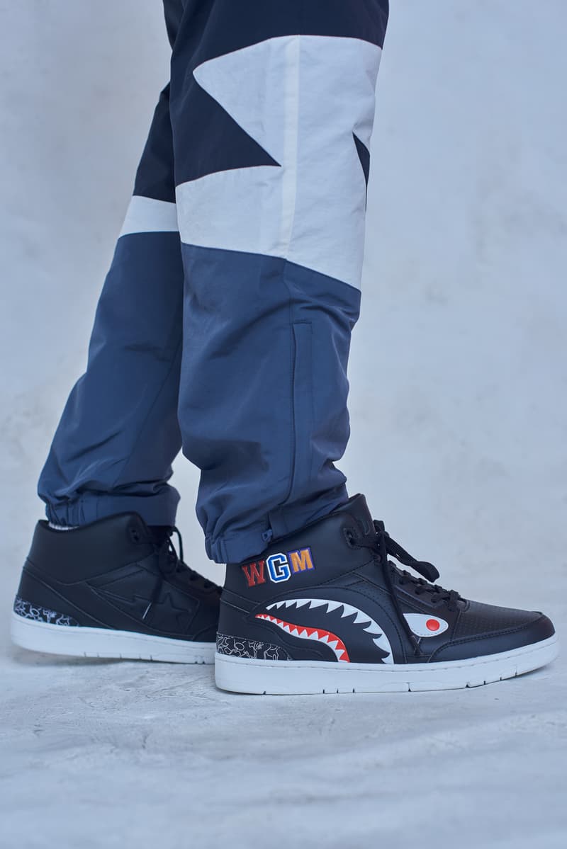今年で設立25周年を迎える BAPE®️ が2018年秋冬シーズンのルックブックを公開 アウターからスニーカーまで、裏原生まれの〈BAPE®️〉らしい幅と懐の深さ、そして遊びを感じさせる完成度の高いコレクションがお披露目 今年で設立25周年を迎えたストリートシーンのリーディングブランド〈BAPE®️(ベイプ)〉より、2018年秋冬シーズンのルックブックが到着した。秋冬シーズンということもあり、今季はアウターウェアが充実。同時に、東京は裏原生まれの〈BAPE®️〉のDNAを象徴するかの如く、スポーツウェアからミリタリー、ワークウェアまで、幅と懐の深さを感じさせるラインアップとなっている。 その中でも一際目に止まるのが、トラックスーツや1ST CAMOのアノラック、2本のストライプを配したバスケジャージ、ベンチコートなどを組み合わせたスポーツルック。だが、その足元を飾るパイソン素材や星型モチーフを2連で配置したBAPE STAなど、各種スニーカーも既存のものにはない新たなアイディアが落とし込まれている点も見逃し難い。一方のミリタリー/ワークウェアも切り返しのカバーオールやベストなど、主役級のアイテムが豊富に揃う。 その他で特筆すべきは、ハッシュタグTシャツ、贅沢なAPE HEADのチャームを吊るしたチェーンネックレス、虎刺繍のキャップなどだろうか。〈A BATHING APE®〉の2018年秋冬コレクションは、7月7日(土)より全国の正規取扱い店舗にて発売開始。リリースに備えて、上のフォトギャラリーから今季のコンセプトを色濃く反映したルックブックに目を通し、Cop or Dropを済ませておこう。 ちなみに、新柄“シティズカモ”をキーデザインに据えた25周年プロジェクト“BAPE XXV”もお見逃しなく。