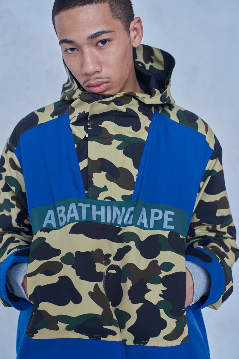 今年で設立25周年を迎える BAPE®️ が2018年秋冬シーズンのルックブックを公開 アウターからスニーカーまで、裏原生まれの〈BAPE®️〉らしい幅と懐の深さ、そして遊びを感じさせる完成度の高いコレクションがお披露目 今年で設立25周年を迎えたストリートシーンのリーディングブランド〈BAPE®️（ベイプ）〉より、2018年秋冬シーズンのルックブックが到着した。秋冬シーズンということもあり、今季はアウターウェアが充実。同時に、東京は裏原生まれの〈BAPE®️〉のDNAを象徴するかの如く、スポーツウェアからミリタリー、ワークウェアまで、幅と懐の深さを感じさせるラインアップとなっている。  その中でも一際目に止まるのが、トラックスーツや1ST CAMOのアノラック、2本のストライプを配したバスケジャージ、ベンチコートなどを組み合わせたスポーツルック。だが、その足元を飾るパイソン素材や星型モチーフを2連で配置したBAPE STAなど、各種スニーカーも既存のものにはない新たなアイディアが落とし込まれている点も見逃し難い。一方のミリタリー/ワークウェアも切り返しのカバーオールやベストなど、主役級のアイテムが豊富に揃う。  その他で特筆すべきは、ハッシュタグTシャツ、贅沢なAPE HEADのチャームを吊るしたチェーンネックレス、虎刺繍のキャップなどだろうか。〈A BATHING APE®〉の2018年秋冬コレクションは、7月7日（土）より全国の正規取扱い店舗にて発売開始。リリースに備えて、上のフォトギャラリーから今季のコンセプトを色濃く反映したルックブックに目を通し、Cop or Dropを済ませておこう。  ちなみに、新柄“シティズカモ”をキーデザインに据えた25周年プロジェクト“BAPE XXV”もお見逃しなく。