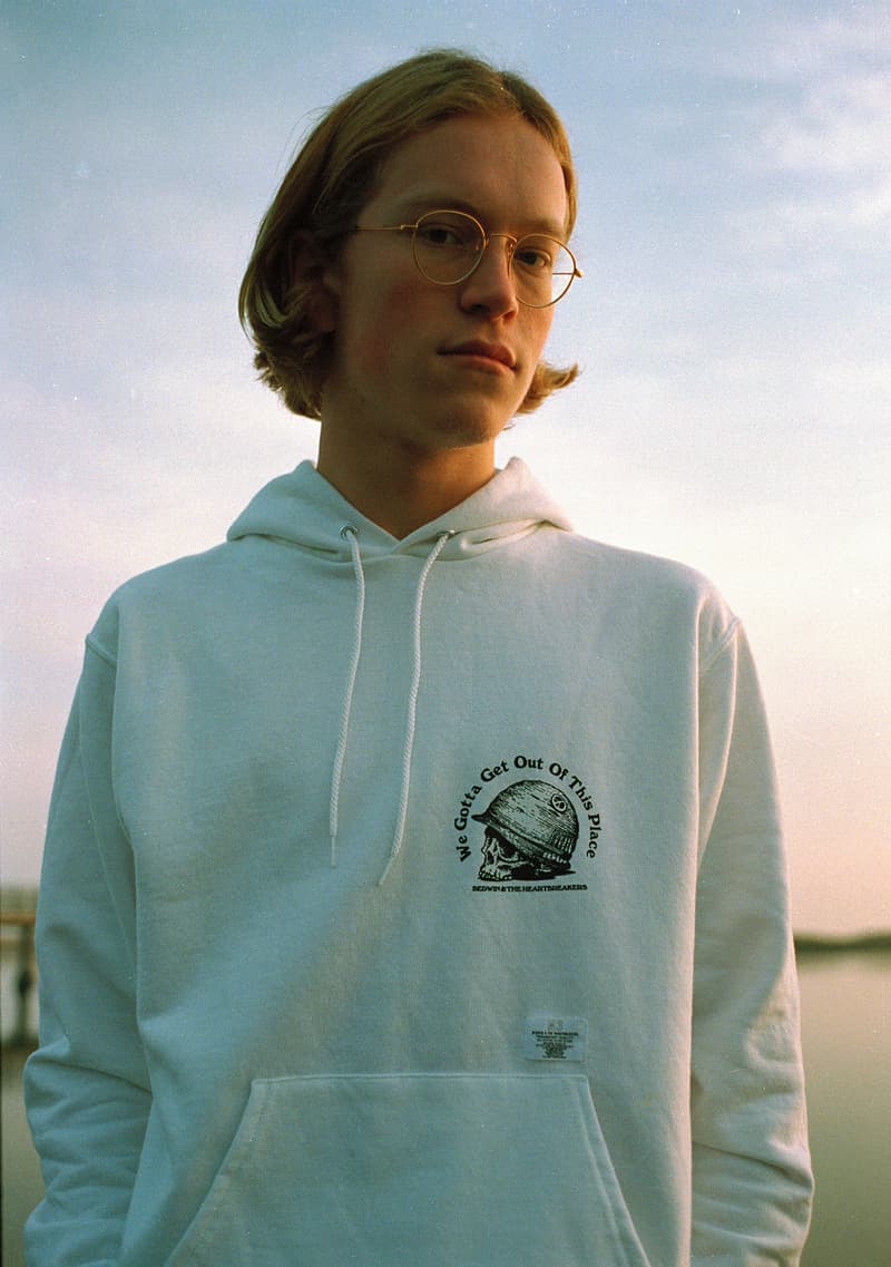 本島も梅雨入りし、本格的な夏の到来がすぐそこまで迫っているこのタイミングで、クリーンな中に独特の着崩しで不良性を表現する〈BEDWIN & THE HEARTBREAKERS（ベドウィン アンド ザ ハートブレイカーズ）〉が2018年夏のスポットコレクションを発表。今回はデンマーク・コペンハーゲンに拠点を置くデザインエージェンシー「Force of Nature」の主宰、Mads Jonassen（マッズ・ヨナンセ）をパートナーに招聘した。〈adidas（アディダス）〉、PlayStation（プレイステーション）、「Red Bull（レッドブル）」といった大手クライアントとの仕事の傍ら、クラシックなグラフィックスタイルをベースに映画業界でもその才能を発揮してきたMadsだが、今回のコレクションでは彼が今伝えたいメッセージを〈BEDWIN〉のプロダクトに落とし込んでいる。  渡辺真史が手がける東京ストリートレーベルの2018年夏スポットコレクションは、6月14日（木）より発売開始。また、当日は『The Heartbreakers』にてMadsを招いたローンチパーティーの開催も予定しているようなので、気になる方はこちらから詳細に目を通してみてはいかがだろうか。  〈SAYHELLO（セイハロー）〉のサマーコレクションや、『HYPEBEAST』限定で公開した〈FACETASM（ファセッタズム）〉の最新ファッションストーリーなど、その他のファッションニュースもお見逃しなく。 BEDWIN & THE HEARTBREAKERS が2018年夏のスポットコレクションを発表 HYPEBEAST