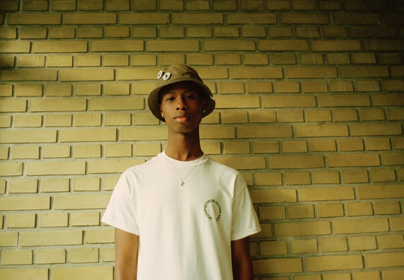 本島も梅雨入りし、本格的な夏の到来がすぐそこまで迫っているこのタイミングで、クリーンな中に独特の着崩しで不良性を表現する〈BEDWIN & THE HEARTBREAKERS（ベドウィン アンド ザ ハートブレイカーズ）〉が2018年夏のスポットコレクションを発表。今回はデンマーク・コペンハーゲンに拠点を置くデザインエージェンシー「Force of Nature」の主宰、Mads Jonassen（マッズ・ヨナンセ）をパートナーに招聘した。〈adidas（アディダス）〉、PlayStation（プレイステーション）、「Red Bull（レッドブル）」といった大手クライアントとの仕事の傍ら、クラシックなグラフィックスタイルをベースに映画業界でもその才能を発揮してきたMadsだが、今回のコレクションでは彼が今伝えたいメッセージを〈BEDWIN〉のプロダクトに落とし込んでいる。  渡辺真史が手がける東京ストリートレーベルの2018年夏スポットコレクションは、6月14日（木）より発売開始。また、当日は『The Heartbreakers』にてMadsを招いたローンチパーティーの開催も予定しているようなので、気になる方はこちらから詳細に目を通してみてはいかがだろうか。  〈SAYHELLO（セイハロー）〉のサマーコレクションや、『HYPEBEAST』限定で公開した〈FACETASM（ファセッタズム）〉の最新ファッションストーリーなど、その他のファッションニュースもお見逃しなく。 BEDWIN & THE HEARTBREAKERS が2018年夏のスポットコレクションを発表 HYPEBEAST