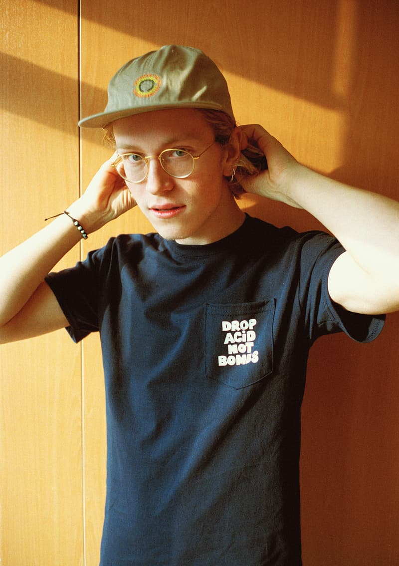 本島も梅雨入りし、本格的な夏の到来がすぐそこまで迫っているこのタイミングで、クリーンな中に独特の着崩しで不良性を表現する〈BEDWIN & THE HEARTBREAKERS（ベドウィン アンド ザ ハートブレイカーズ）〉が2018年夏のスポットコレクションを発表。今回はデンマーク・コペンハーゲンに拠点を置くデザインエージェンシー「Force of Nature」の主宰、Mads Jonassen（マッズ・ヨナンセ）をパートナーに招聘した。〈adidas（アディダス）〉、PlayStation（プレイステーション）、「Red Bull（レッドブル）」といった大手クライアントとの仕事の傍ら、クラシックなグラフィックスタイルをベースに映画業界でもその才能を発揮してきたMadsだが、今回のコレクションでは彼が今伝えたいメッセージを〈BEDWIN〉のプロダクトに落とし込んでいる。  渡辺真史が手がける東京ストリートレーベルの2018年夏スポットコレクションは、6月14日（木）より発売開始。また、当日は『The Heartbreakers』にてMadsを招いたローンチパーティーの開催も予定しているようなので、気になる方はこちらから詳細に目を通してみてはいかがだろうか。  〈SAYHELLO（セイハロー）〉のサマーコレクションや、『HYPEBEAST』限定で公開した〈FACETASM（ファセッタズム）〉の最新ファッションストーリーなど、その他のファッションニュースもお見逃しなく。 BEDWIN & THE HEARTBREAKERS が2018年夏のスポットコレクションを発表 HYPEBEAST