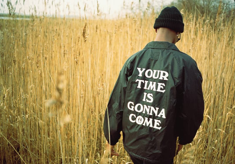 本島も梅雨入りし、本格的な夏の到来がすぐそこまで迫っているこのタイミングで、クリーンな中に独特の着崩しで不良性を表現する〈BEDWIN & THE HEARTBREAKERS（ベドウィン アンド ザ ハートブレイカーズ）〉が2018年夏のスポットコレクションを発表。今回はデンマーク・コペンハーゲンに拠点を置くデザインエージェンシー「Force of Nature」の主宰、Mads Jonassen（マッズ・ヨナンセ）をパートナーに招聘した。〈adidas（アディダス）〉、PlayStation（プレイステーション）、「Red Bull（レッドブル）」といった大手クライアントとの仕事の傍ら、クラシックなグラフィックスタイルをベースに映画業界でもその才能を発揮してきたMadsだが、今回のコレクションでは彼が今伝えたいメッセージを〈BEDWIN〉のプロダクトに落とし込んでいる。  渡辺真史が手がける東京ストリートレーベルの2018年夏スポットコレクションは、6月14日（木）より発売開始。また、当日は『The Heartbreakers』にてMadsを招いたローンチパーティーの開催も予定しているようなので、気になる方はこちらから詳細に目を通してみてはいかがだろうか。  〈SAYHELLO（セイハロー）〉のサマーコレクションや、『HYPEBEAST』限定で公開した〈FACETASM（ファセッタズム）〉の最新ファッションストーリーなど、その他のファッションニュースもお見逃しなく。 BEDWIN & THE HEARTBREAKERS が2018年夏のスポットコレクションを発表 HYPEBEAST