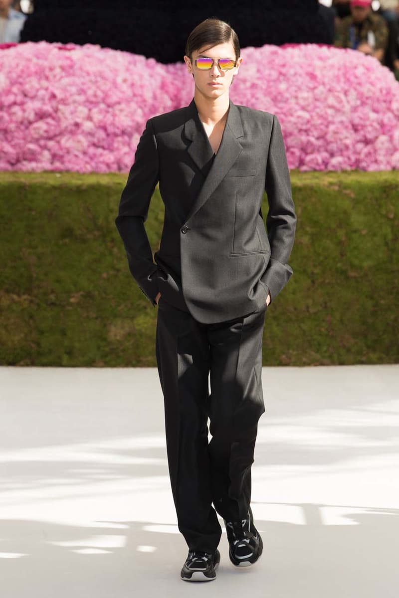 キム・ジョーンズのデザイン美学を証明した Dior Homme 2019年春夏コレクション 〈ALYX〉を手がけるマシュー・ウィリアムズ、著名イギリス人帽子デザイナー、KAWSが参画 Kim Jones キム・ジョーンズ YOON ユン Dior Homme ディオール オム ギャルド・レピュブリケーヌ 2019年春夏コレクション KAWS カウズ BFFコンパニオン Louis Vuitton ルイ・ヴィトン Virgil Abloh ヴァージル・アブロー Karl Lagerfeld カール・ラガーフェルド sacai サカイ 阿部千登勢 UNDERCOVER アンダーカバー 高橋盾 A$AP Rocky エイサップ・ロッキー Kate Moss ケイト・モス Victoria Beckham ヴィクトリア・ベッカム Prince of Nikolai ニコライ王子 ALYX アリクス Stephen Jones スティーブン・ジョーンズ HYPEBEAST ハイプビースト