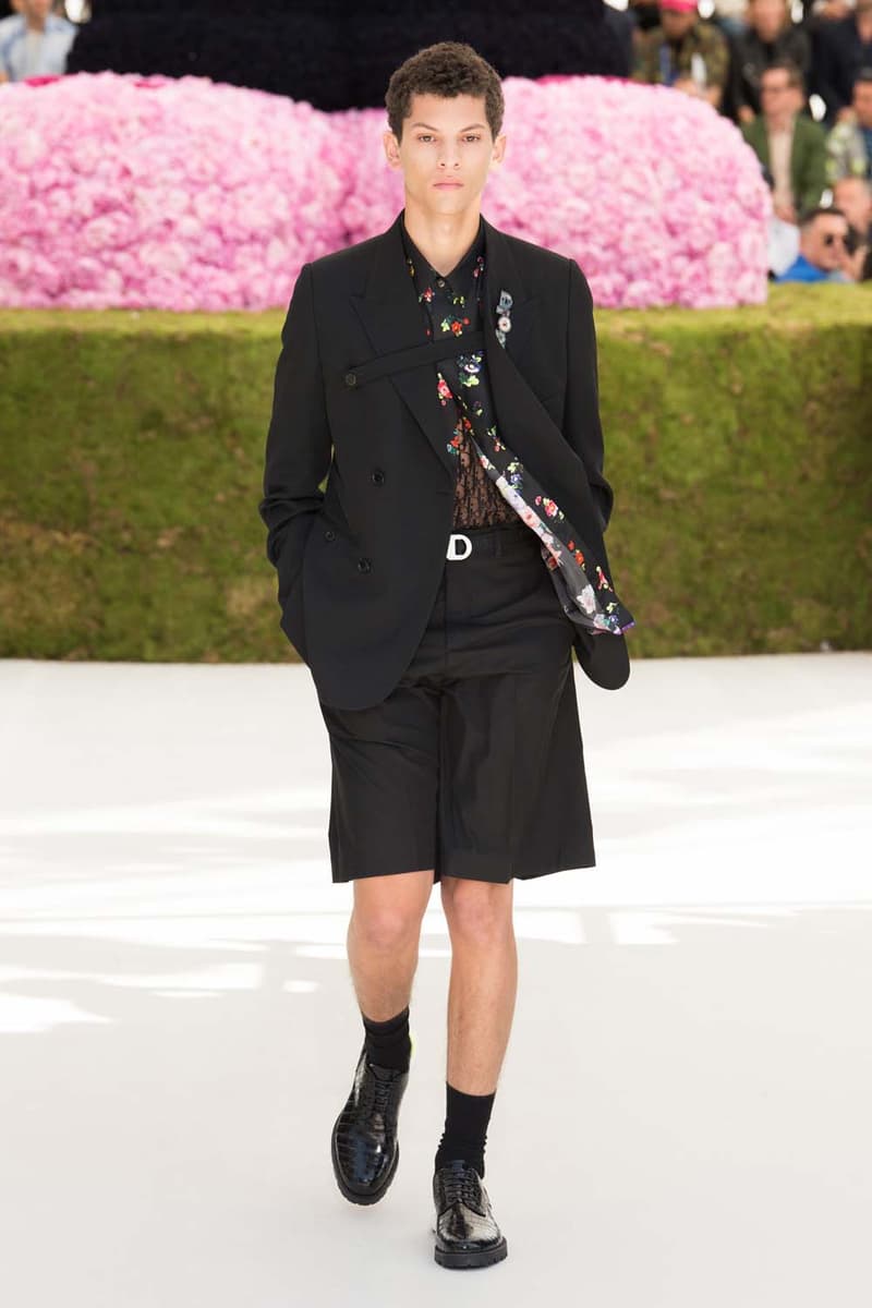 キム・ジョーンズのデザイン美学を証明した Dior Homme 2019年春夏コレクション 〈ALYX〉を手がけるマシュー・ウィリアムズ、著名イギリス人帽子デザイナー、KAWSが参画 Kim Jones キム・ジョーンズ YOON ユン Dior Homme ディオール オム ギャルド・レピュブリケーヌ 2019年春夏コレクション KAWS カウズ BFFコンパニオン Louis Vuitton ルイ・ヴィトン Virgil Abloh ヴァージル・アブロー Karl Lagerfeld カール・ラガーフェルド sacai サカイ 阿部千登勢 UNDERCOVER アンダーカバー 高橋盾 A$AP Rocky エイサップ・ロッキー Kate Moss ケイト・モス Victoria Beckham ヴィクトリア・ベッカム Prince of Nikolai ニコライ王子 ALYX アリクス Stephen Jones スティーブン・ジョーンズ HYPEBEAST ハイプビースト