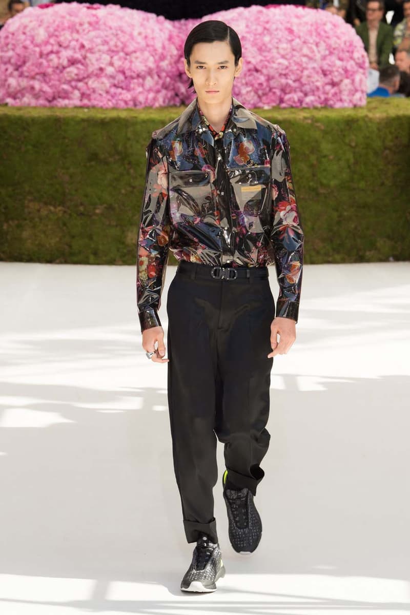 キム・ジョーンズのデザイン美学を証明した Dior Homme 2019年春夏コレクション 〈ALYX〉を手がけるマシュー・ウィリアムズ、著名イギリス人帽子デザイナー、KAWSが参画 Kim Jones キム・ジョーンズ YOON ユン Dior Homme ディオール オム ギャルド・レピュブリケーヌ 2019年春夏コレクション KAWS カウズ BFFコンパニオン Louis Vuitton ルイ・ヴィトン Virgil Abloh ヴァージル・アブロー Karl Lagerfeld カール・ラガーフェルド sacai サカイ 阿部千登勢 UNDERCOVER アンダーカバー 高橋盾 A$AP Rocky エイサップ・ロッキー Kate Moss ケイト・モス Victoria Beckham ヴィクトリア・ベッカム Prince of Nikolai ニコライ王子 ALYX アリクス Stephen Jones スティーブン・ジョーンズ HYPEBEAST ハイプビースト