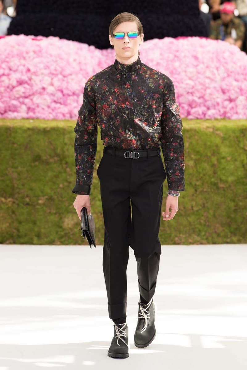 キム・ジョーンズのデザイン美学を証明した Dior Homme 2019年春夏コレクション 〈ALYX〉を手がけるマシュー・ウィリアムズ、著名イギリス人帽子デザイナー、KAWSが参画 Kim Jones キム・ジョーンズ YOON ユン Dior Homme ディオール オム ギャルド・レピュブリケーヌ 2019年春夏コレクション KAWS カウズ BFFコンパニオン Louis Vuitton ルイ・ヴィトン Virgil Abloh ヴァージル・アブロー Karl Lagerfeld カール・ラガーフェルド sacai サカイ 阿部千登勢 UNDERCOVER アンダーカバー 高橋盾 A$AP Rocky エイサップ・ロッキー Kate Moss ケイト・モス Victoria Beckham ヴィクトリア・ベッカム Prince of Nikolai ニコライ王子 ALYX アリクス Stephen Jones スティーブン・ジョーンズ HYPEBEAST ハイプビースト